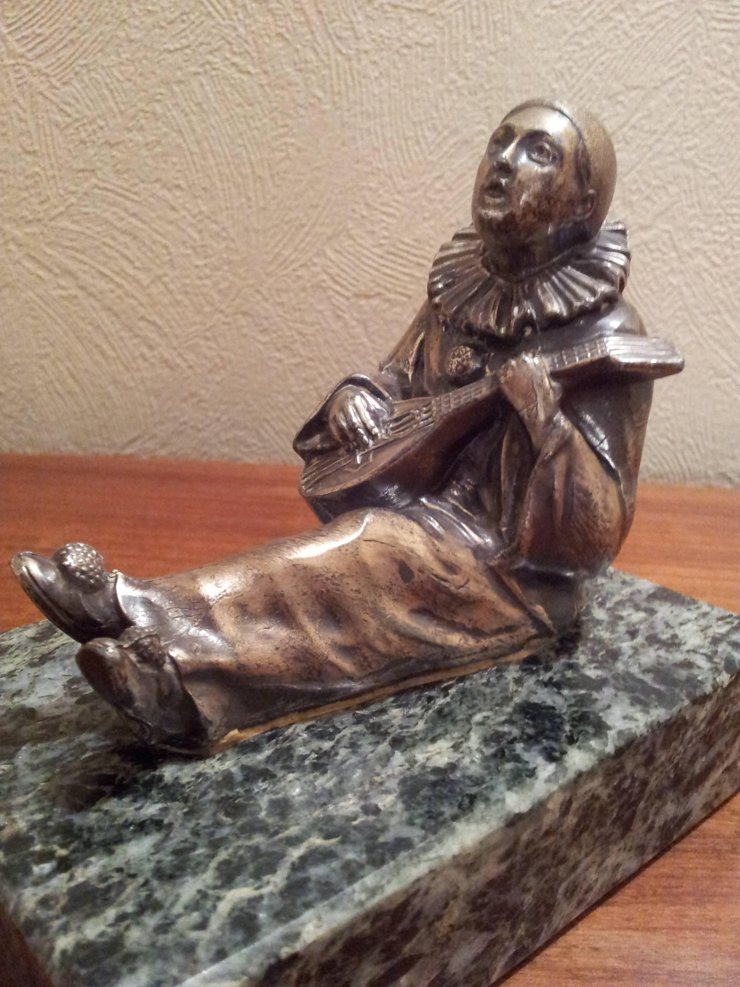 An Art Deco bronze sculpture 