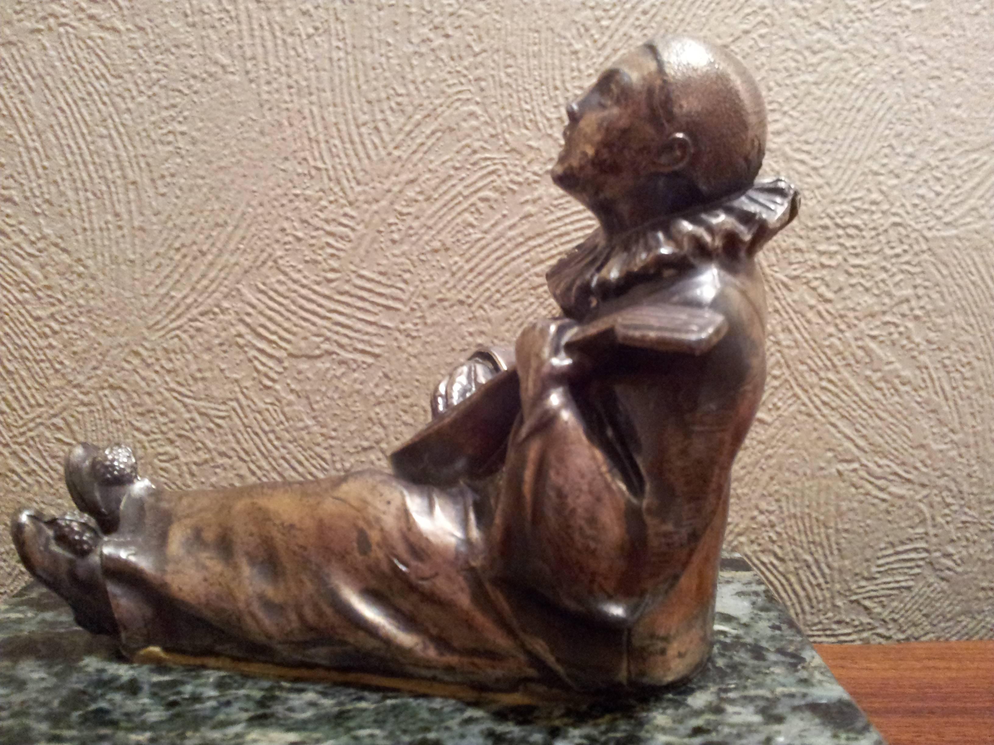 French Art Deco Bronze Sculpture Pierrot on Green Marble Base, 1930 For Sale 1