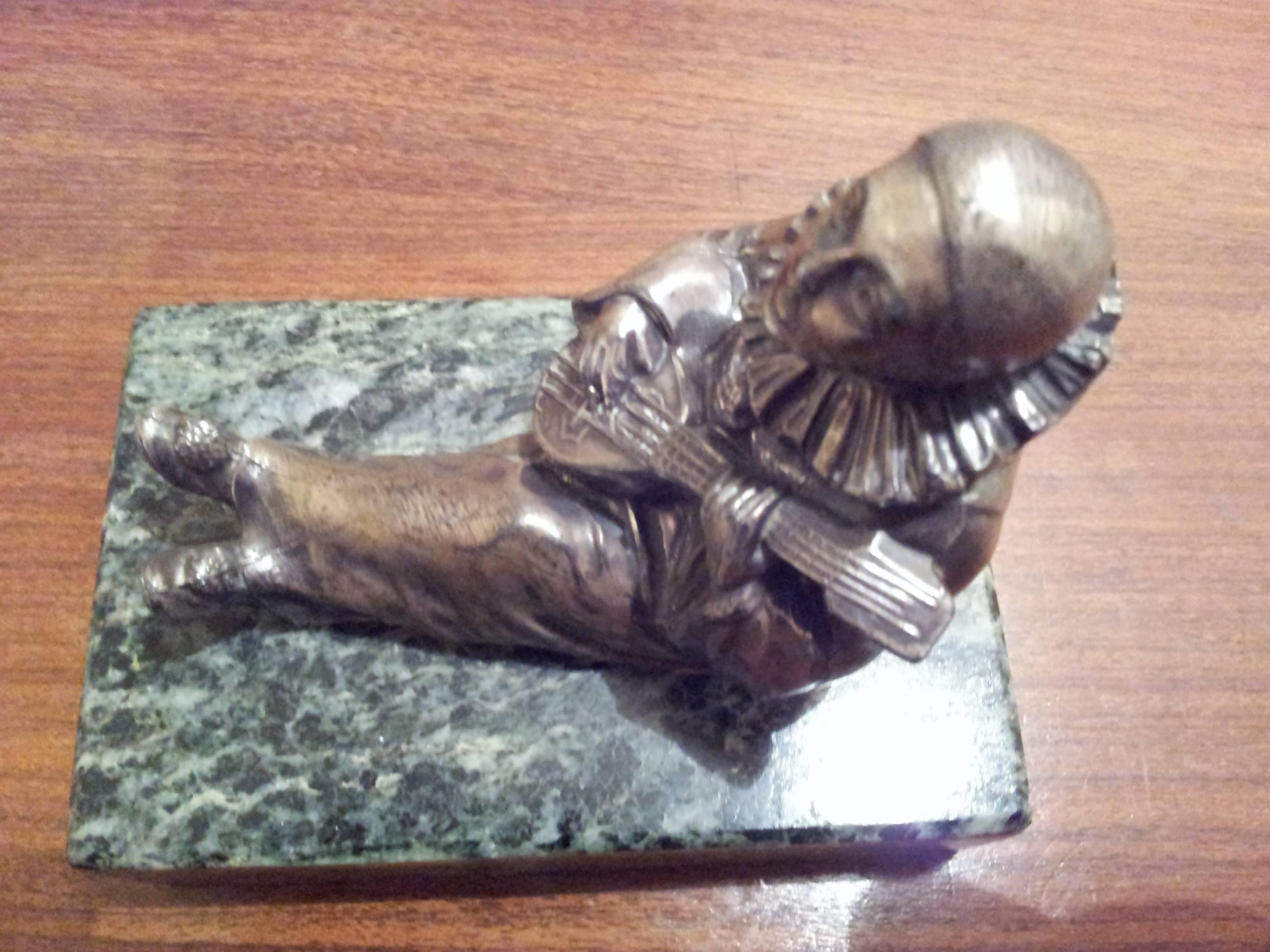 French Art Deco Bronze Sculpture Pierrot on Green Marble Base, 1930 For Sale 2