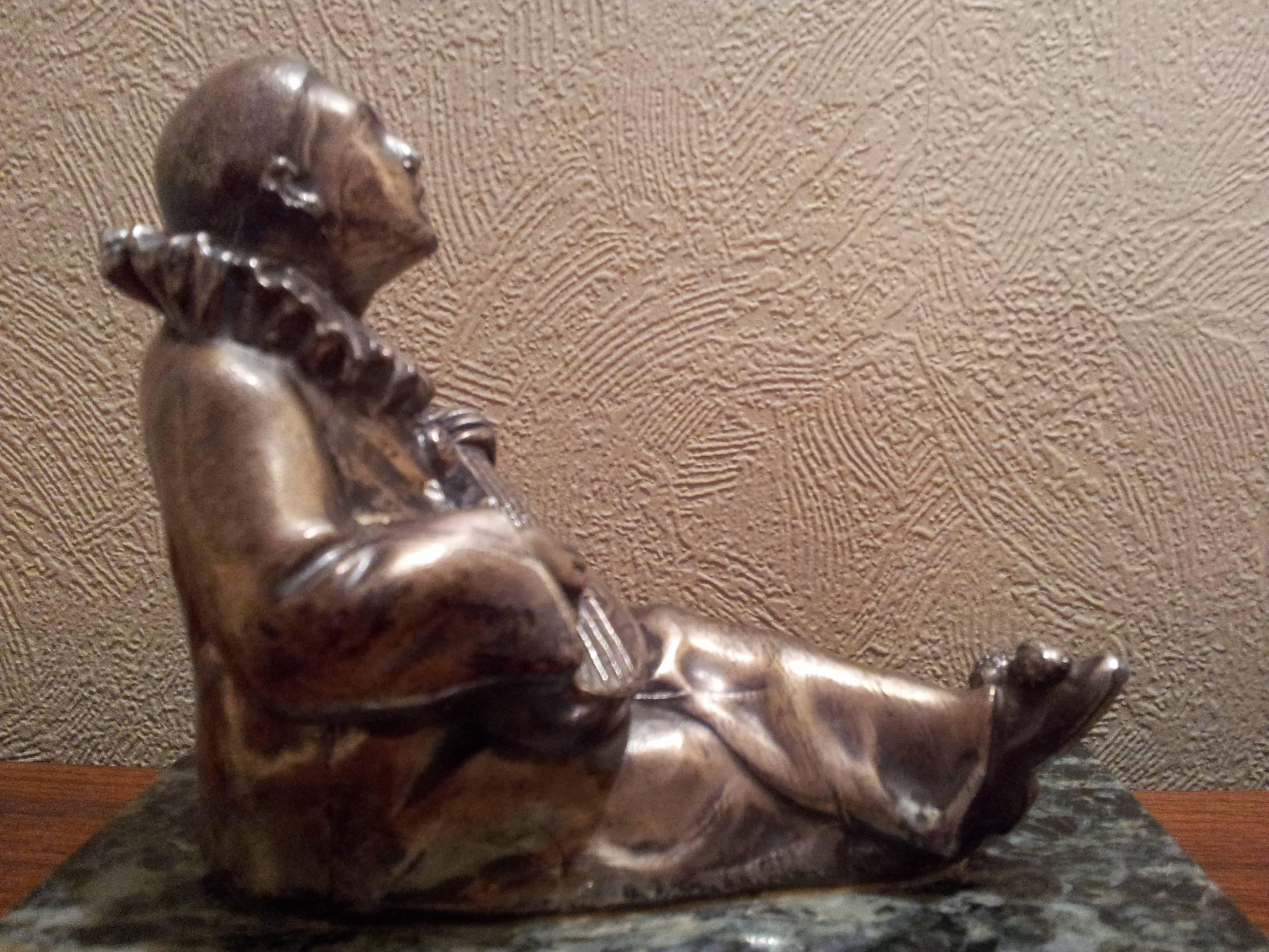 French Art Deco Bronze Sculpture Pierrot on Green Marble Base, 1930 For Sale 4