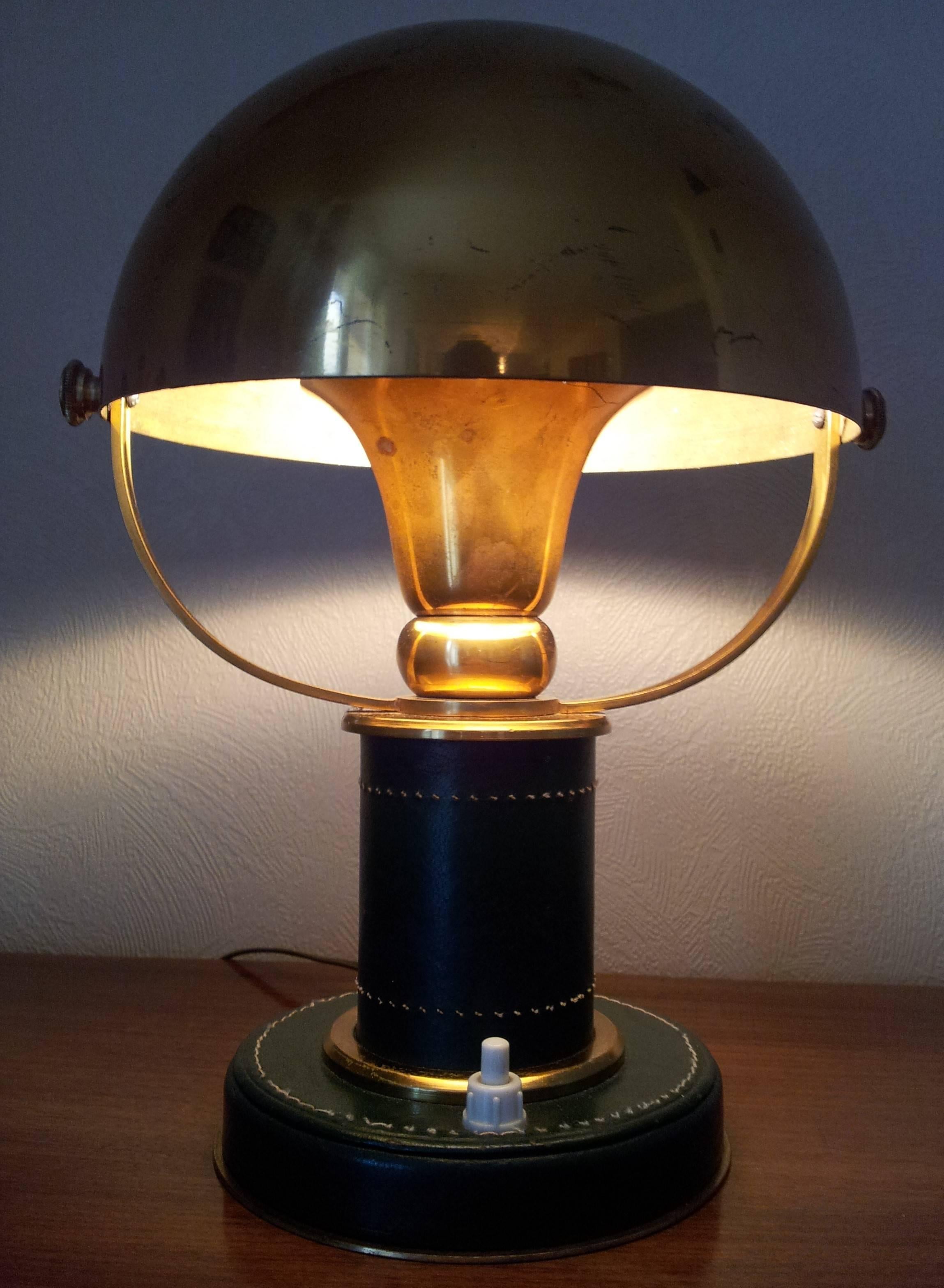 Discounted price especially for Christmas.
Modernist table lamp with a brass hemispherical orientable deflector.
Cylindrical base covered in green saddle stitched leather.
Typical model of the Art Deco period
Beautiful patina on the brass with some