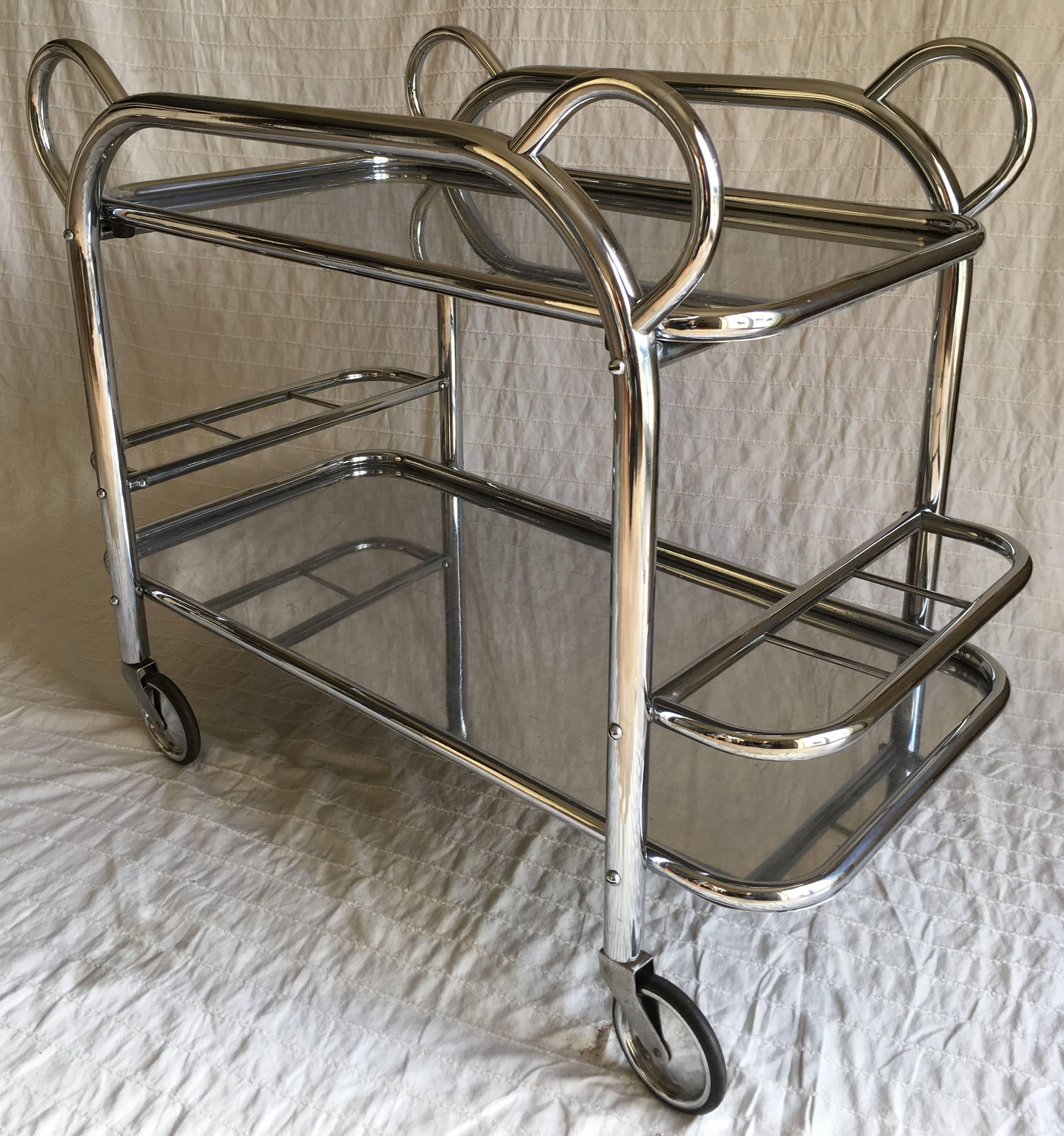 Elegant model of bar cart with a large removal tray very convenient.
Beautiful design and high quality chrome-plated tubular structure.
This rare model is often attributed to Robert Mallet Stevens.
a similar model exists with mirror glass