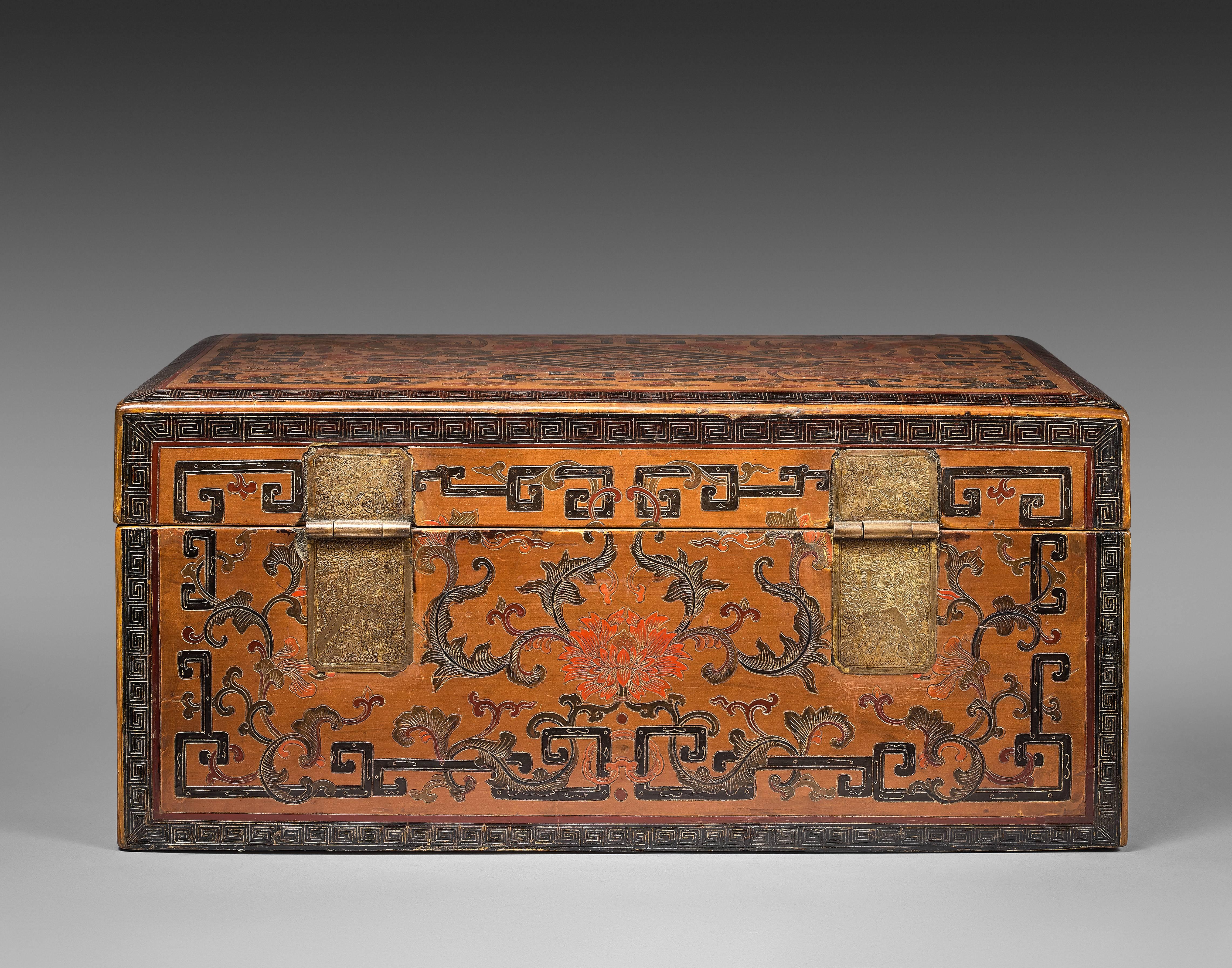 Rare Kangxi Period Chinese Tianqi Lacquer Coffer with Phoenix Patterns In Good Condition For Sale In Paris, FR