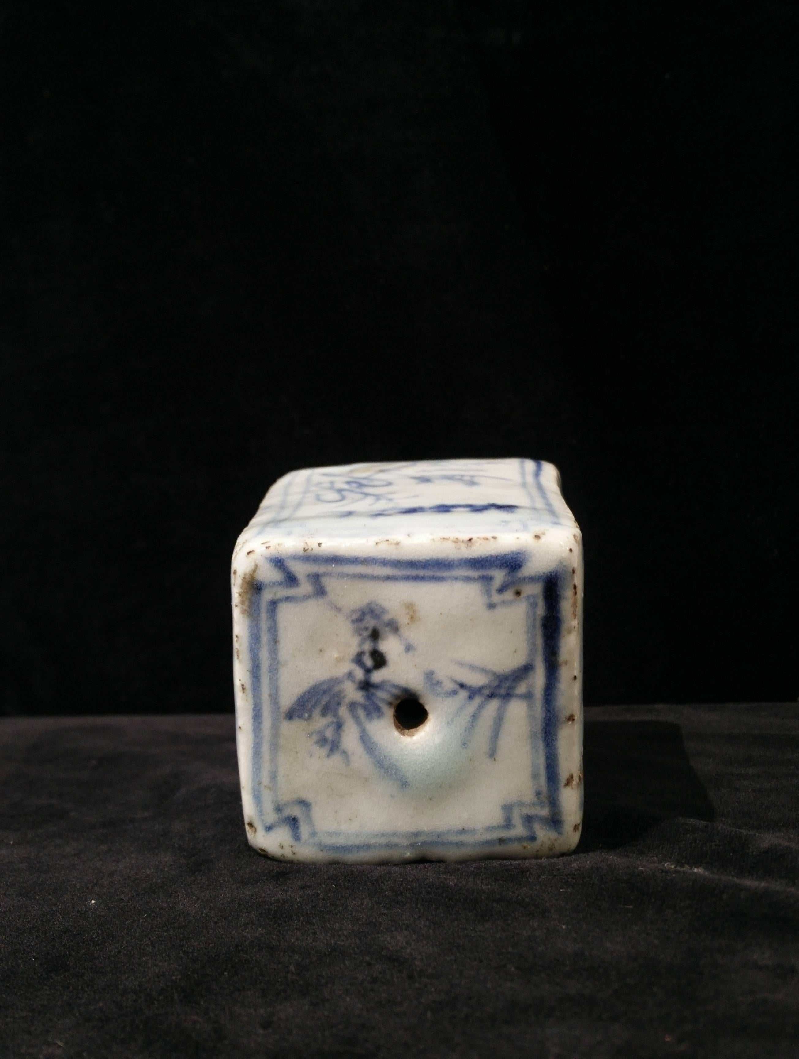 Early 17th Century Ming Tianqi Reign Blue and White Porcelain Water Dropper For Sale 1