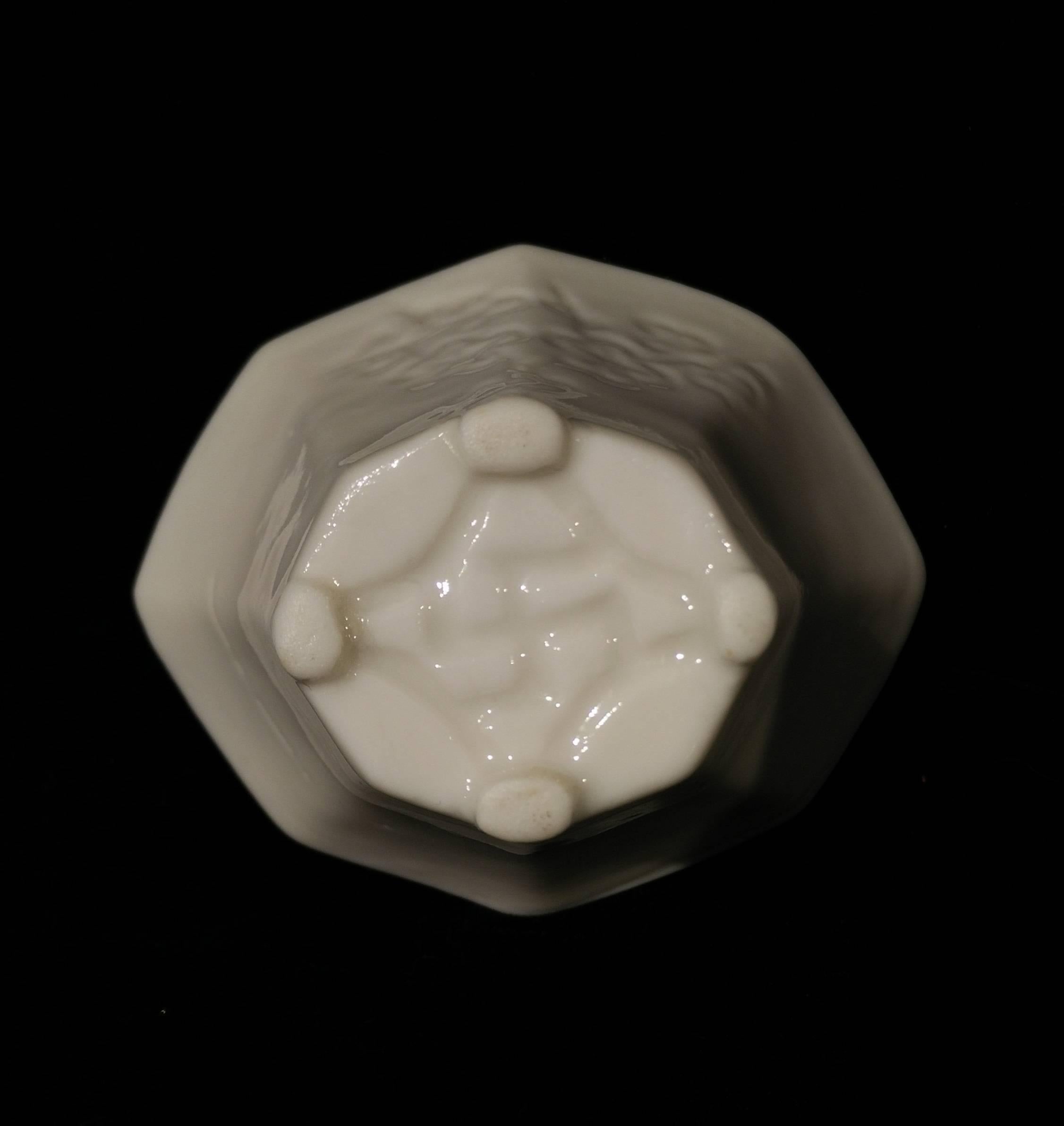 Mid-17th Century Chinese Blanc de Chine Porcelain Octagonal Libation Cup In Excellent Condition For Sale In Paris, FR