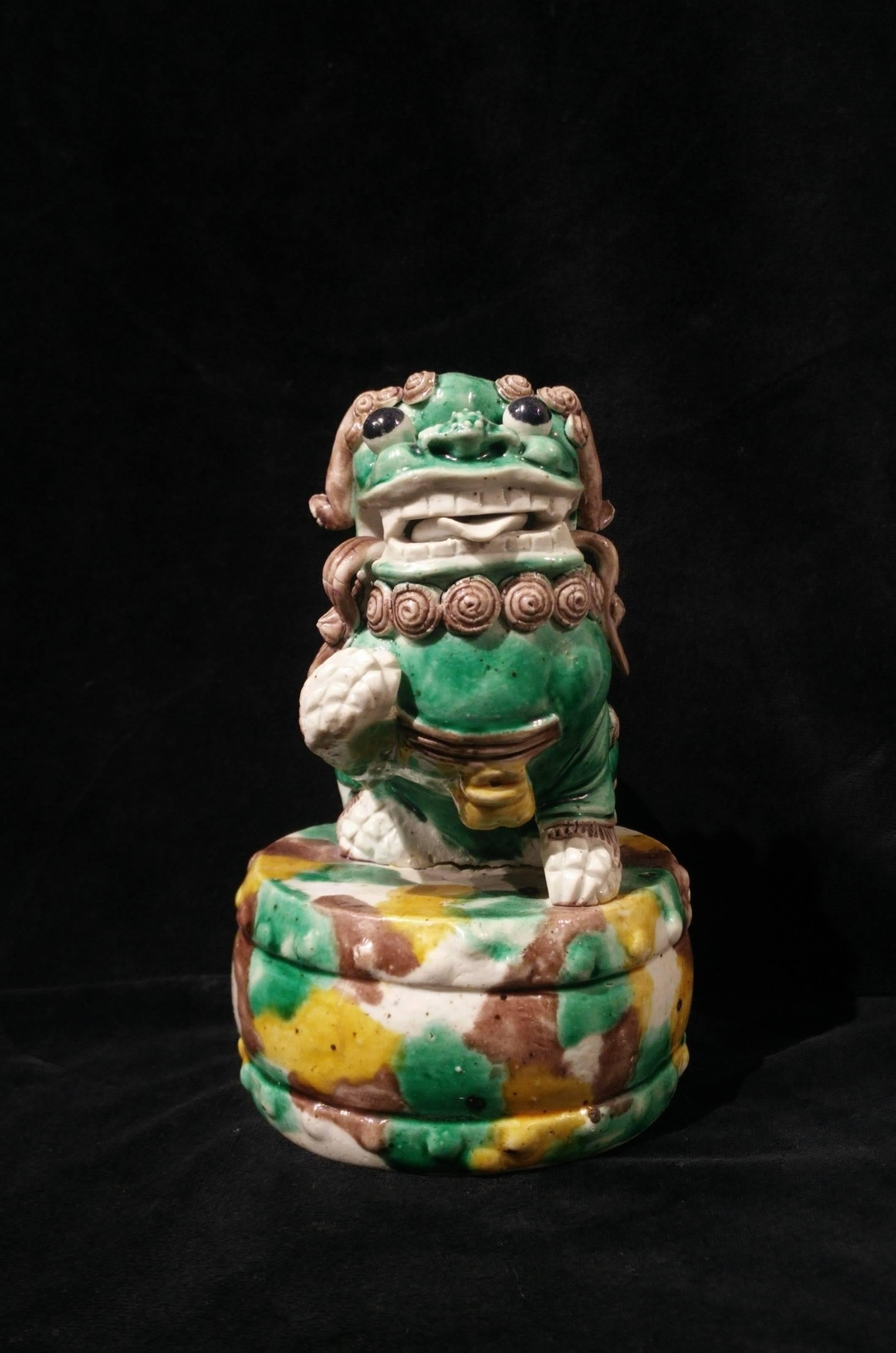 17th-18th Century Chinese Sancai-Glazed Buddhist Lion-Shaped Incense Holder In Good Condition For Sale In Paris, FR