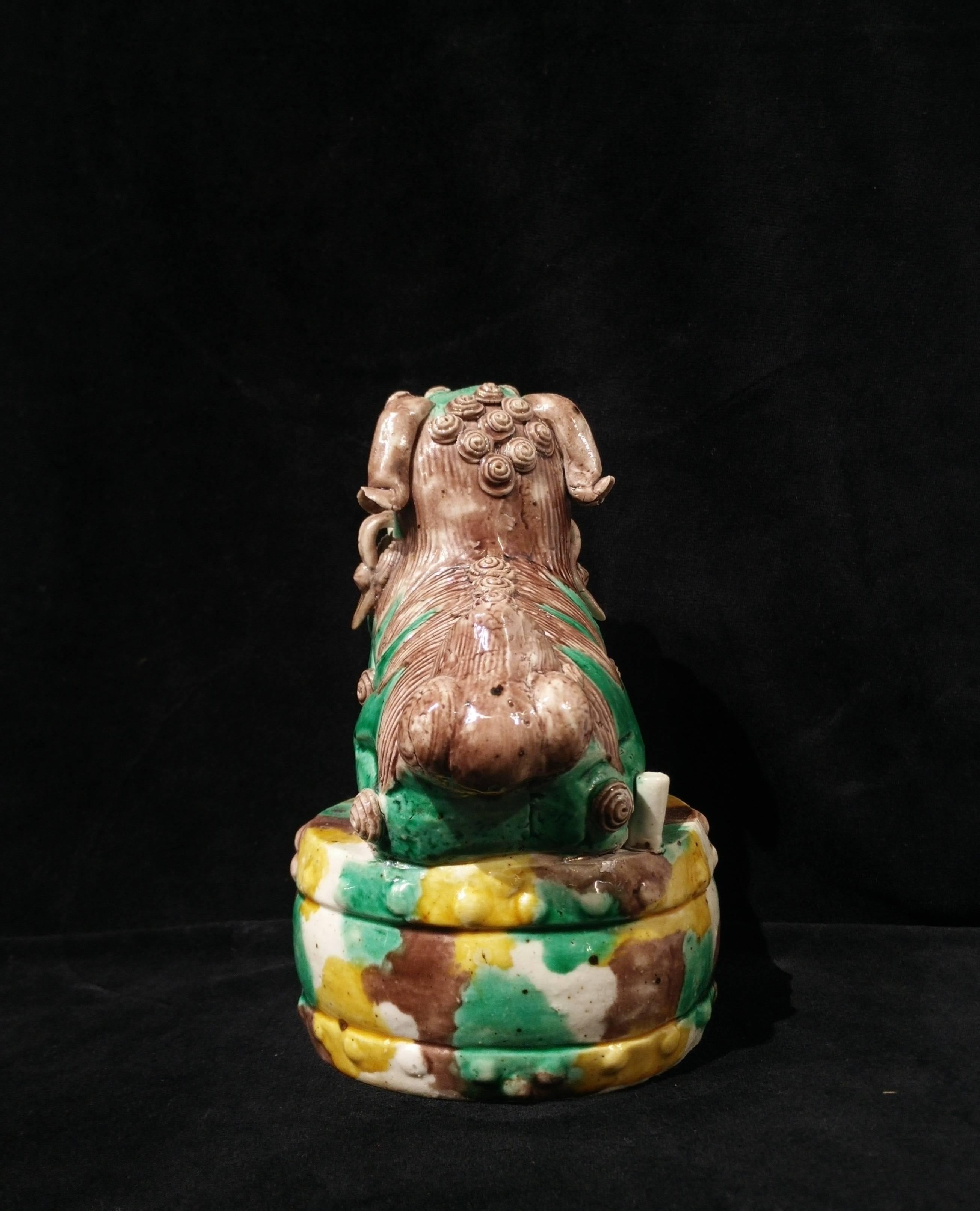 17th-18th Century Chinese Sancai-Glazed Buddhist Lion-Shaped Incense Holder For Sale 1