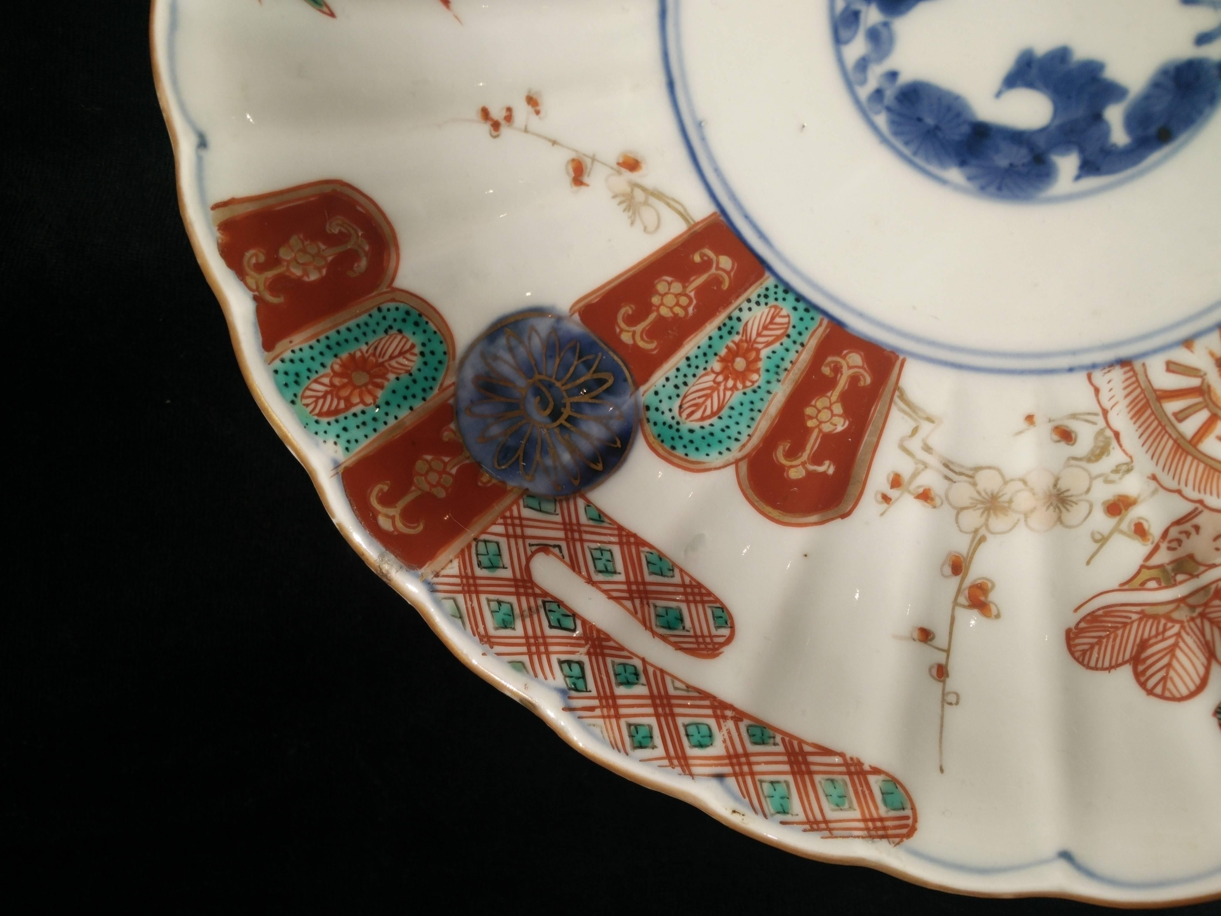 18th Century Japanese Imari Porcelain Chrysanthemum Shaped Plate In Good Condition For Sale In Paris, FR