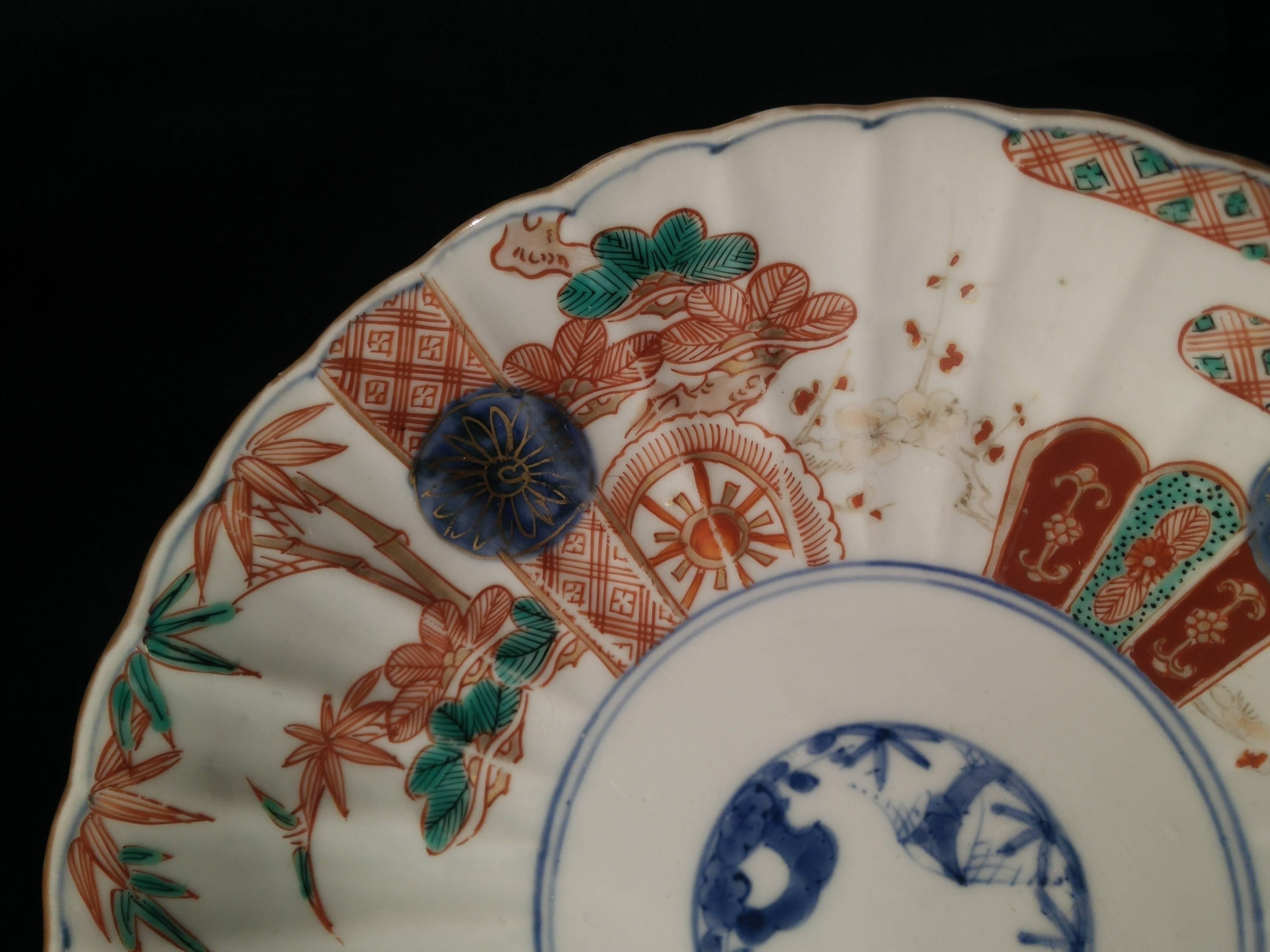 Glazed 18th Century Japanese Imari Porcelain Chrysanthemum Shaped Plate For Sale