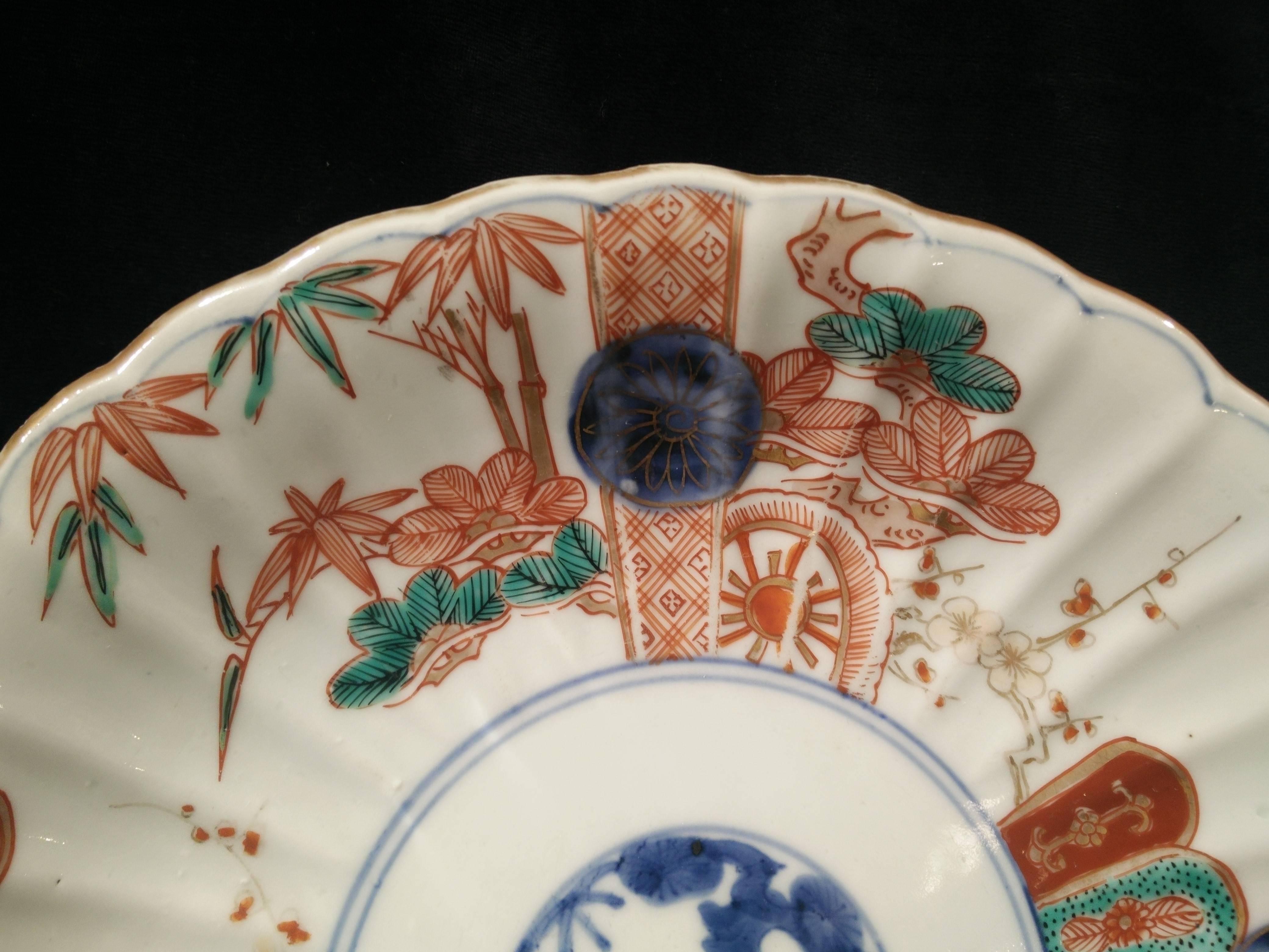 18th Century and Earlier 18th Century Japanese Imari Porcelain Chrysanthemum Shaped Plate For Sale