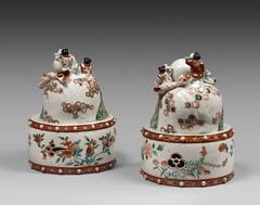 17th Century Pair of Japanese Imari Porcelain Putai Sit on Drum
