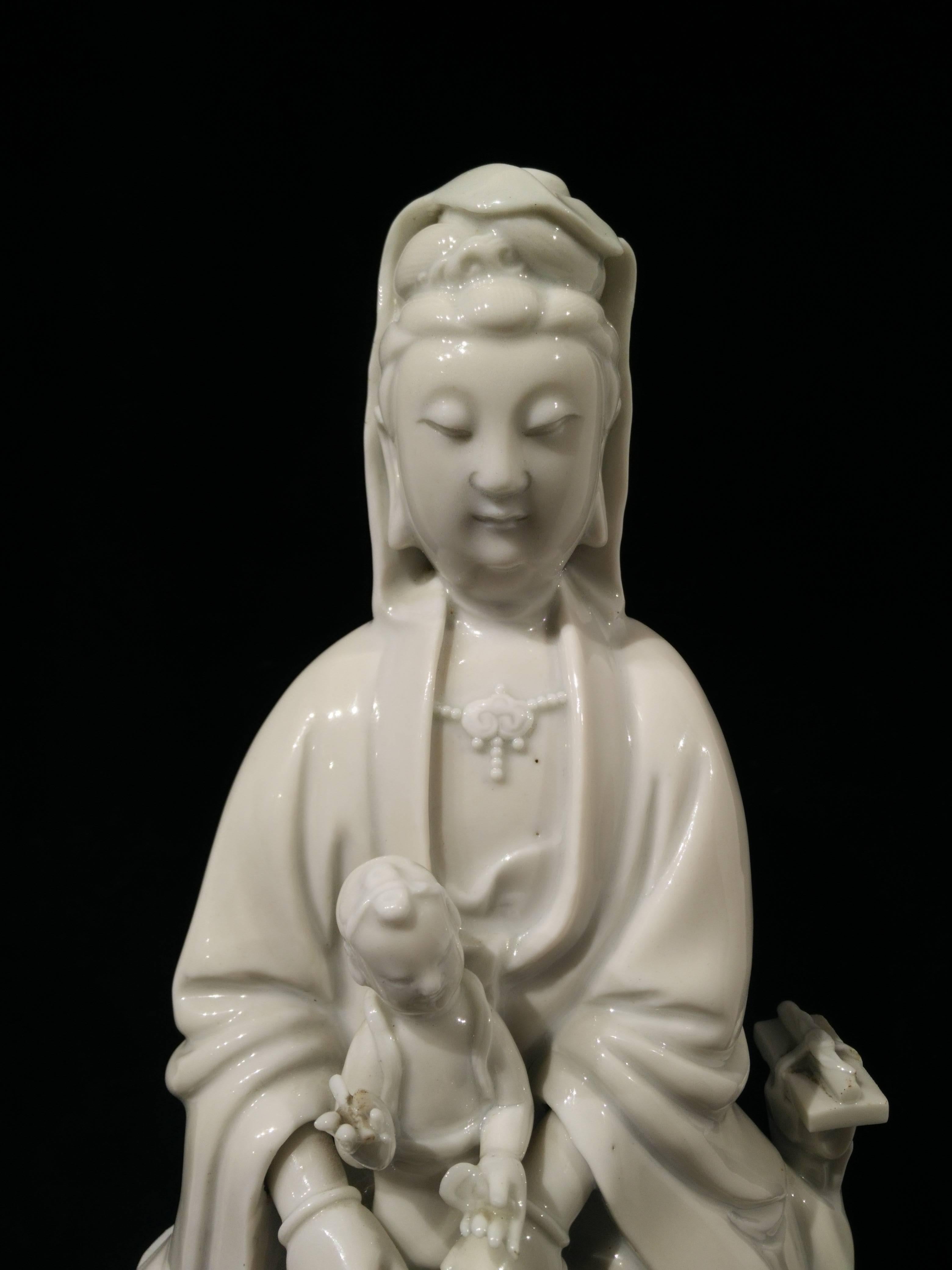 18th Century Chinese Blanc-de-Chine Porcelain Figure of Guanyin with Child In Good Condition For Sale In Paris, FR