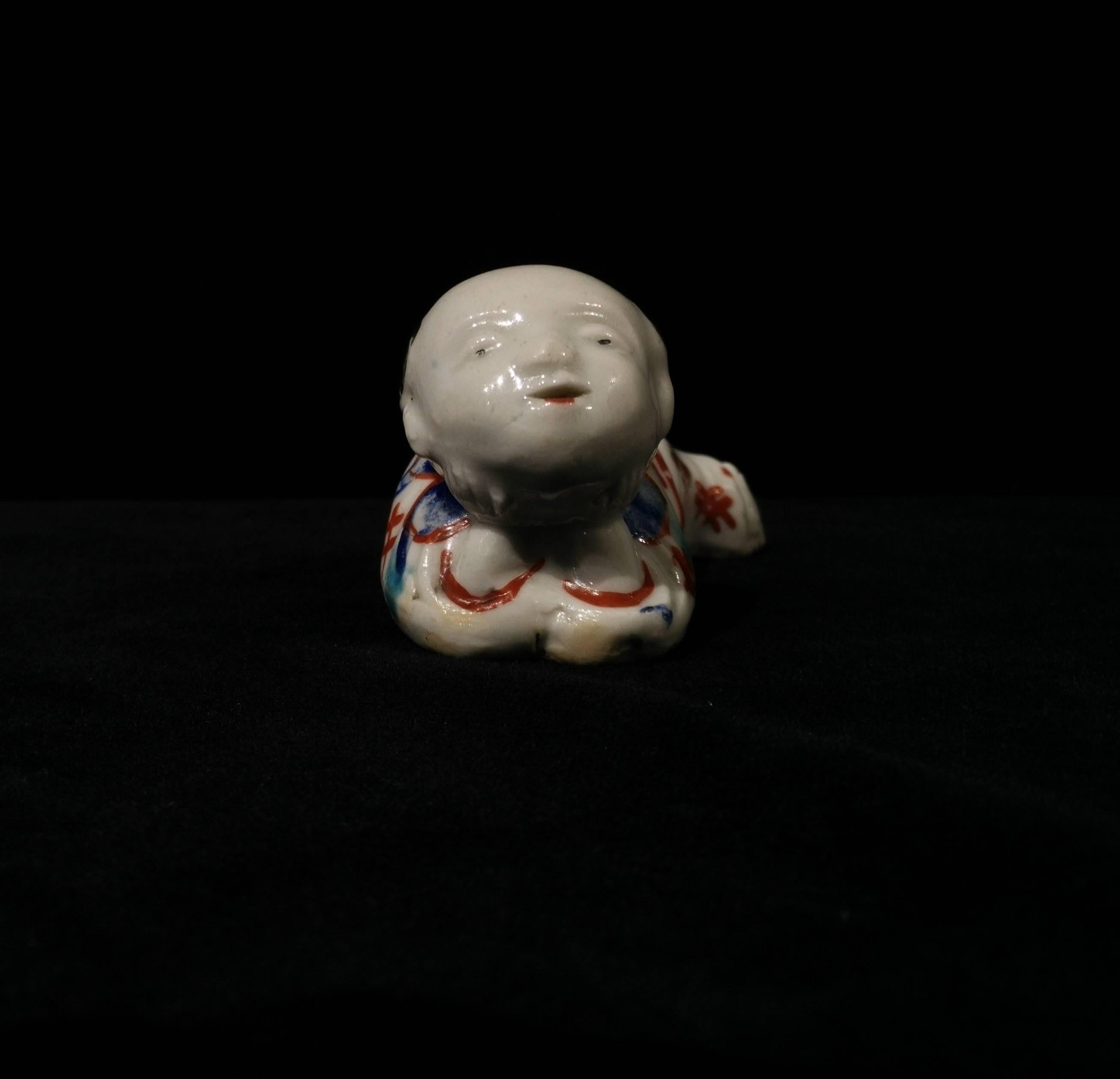 17th Century Japanese Early Kakiemon Porcelain Small Boy Shaped Whistle In Excellent Condition For Sale In Paris, FR
