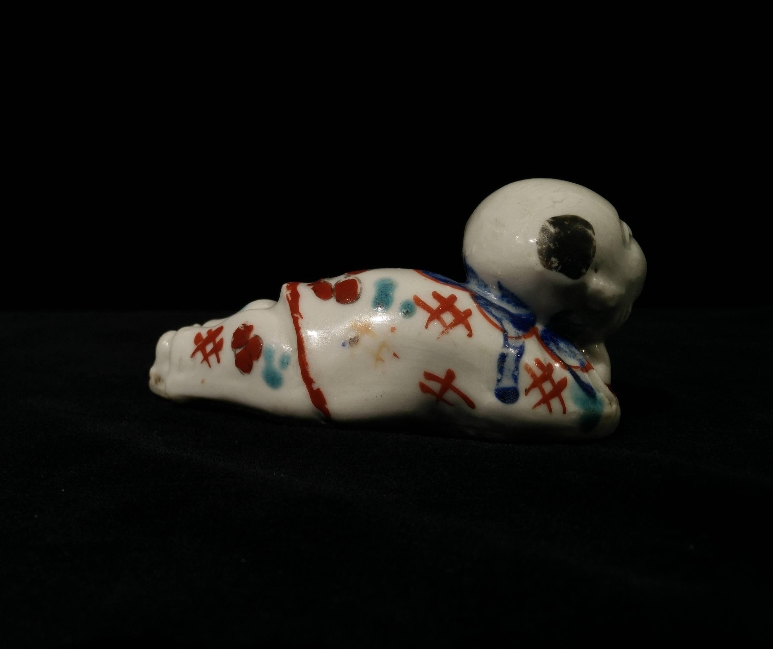 17th Century Japanese Early Kakiemon Porcelain Small Boy Shaped Whistle For Sale 1