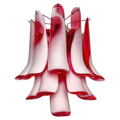 Par de apliques vintage italianos de Murano —Mazzega— con 10 pétalos de cristal «lattimo» rojo