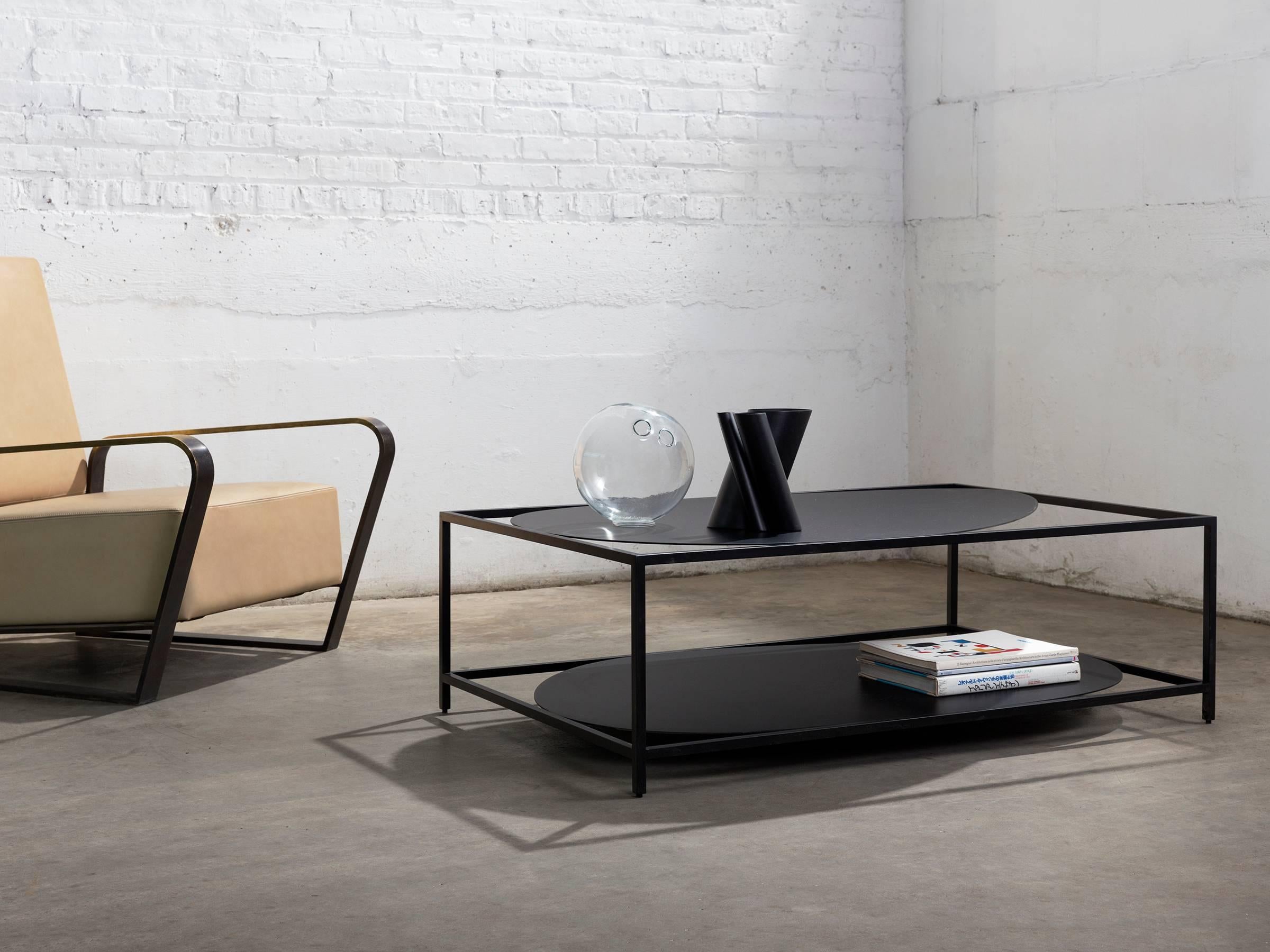 Peint à la main Table basse contemporaine minimaliste noire organique sculpturale en acier, États-Unis en vente