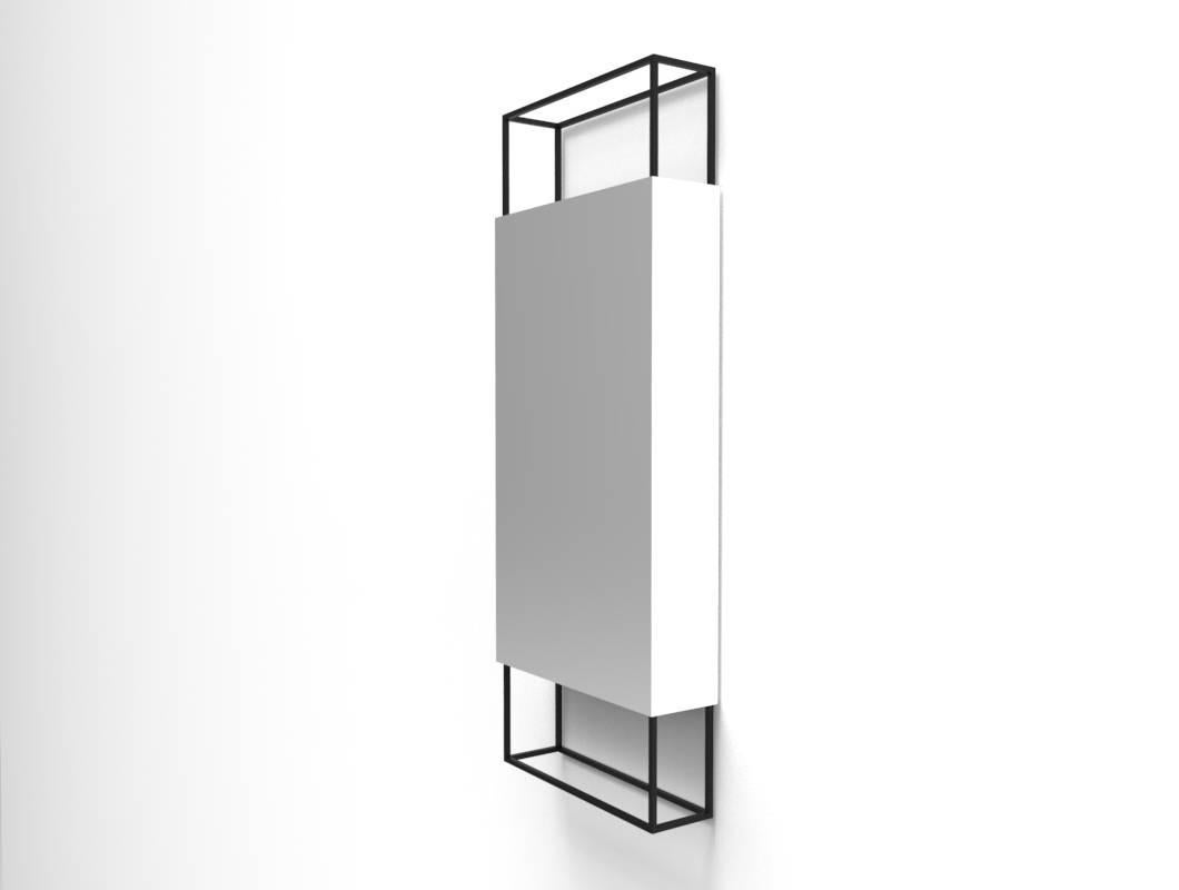 Dieser zeitgenössische Minimal-Spiegel eignet sich perfekt für einen Eingangsbereich, ein Schlafzimmer oder ein Badezimmer. Der abstrakte, moderne Frame Mirror reduziert das Objekt auf seine minimalste Form. Handgefertigt und pulverbeschichtet in