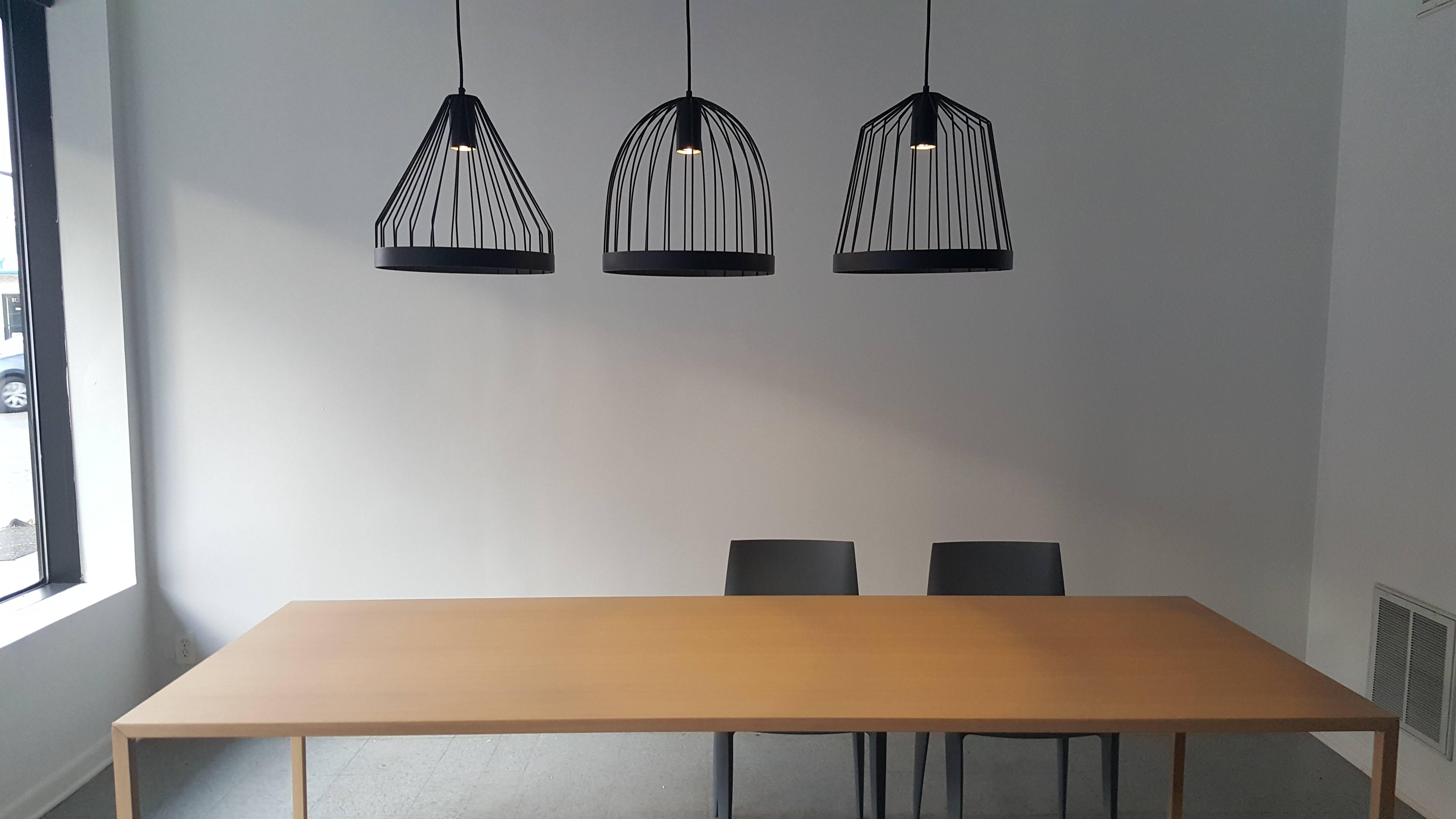 Américain Lampe à suspension contemporaine en acier noir dissimulé LED UL en forme de « C » en vente