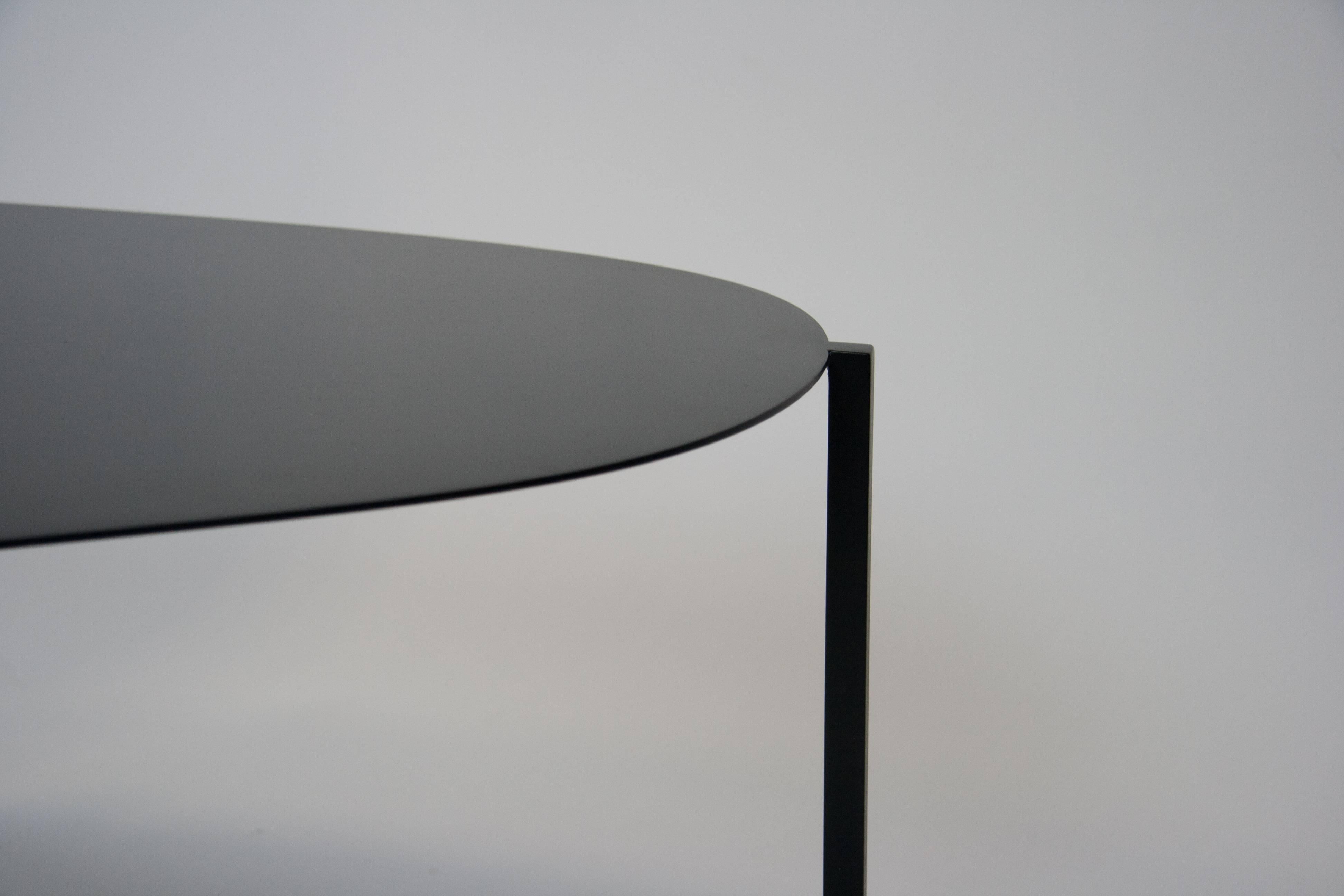 La table basse sculpturale organique, minimale et moderne, peinte à la main, Ishicoro 2, a été inspirée par le mot japonais signifiant 