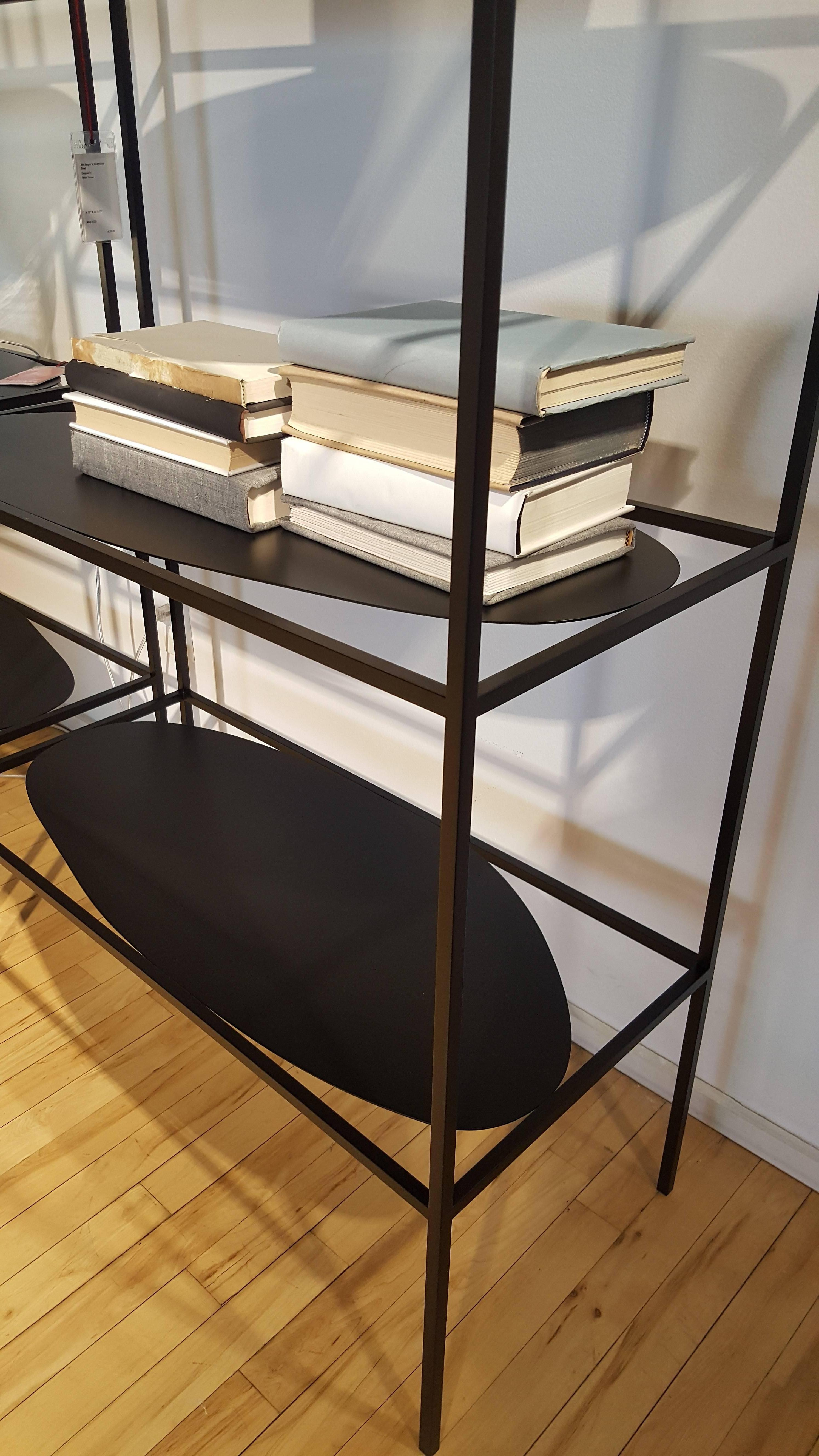 Contemporary Sculptural Black Steel Etagere Bücherregal Storage Shelf Pair, USA (Handbemalt) im Angebot