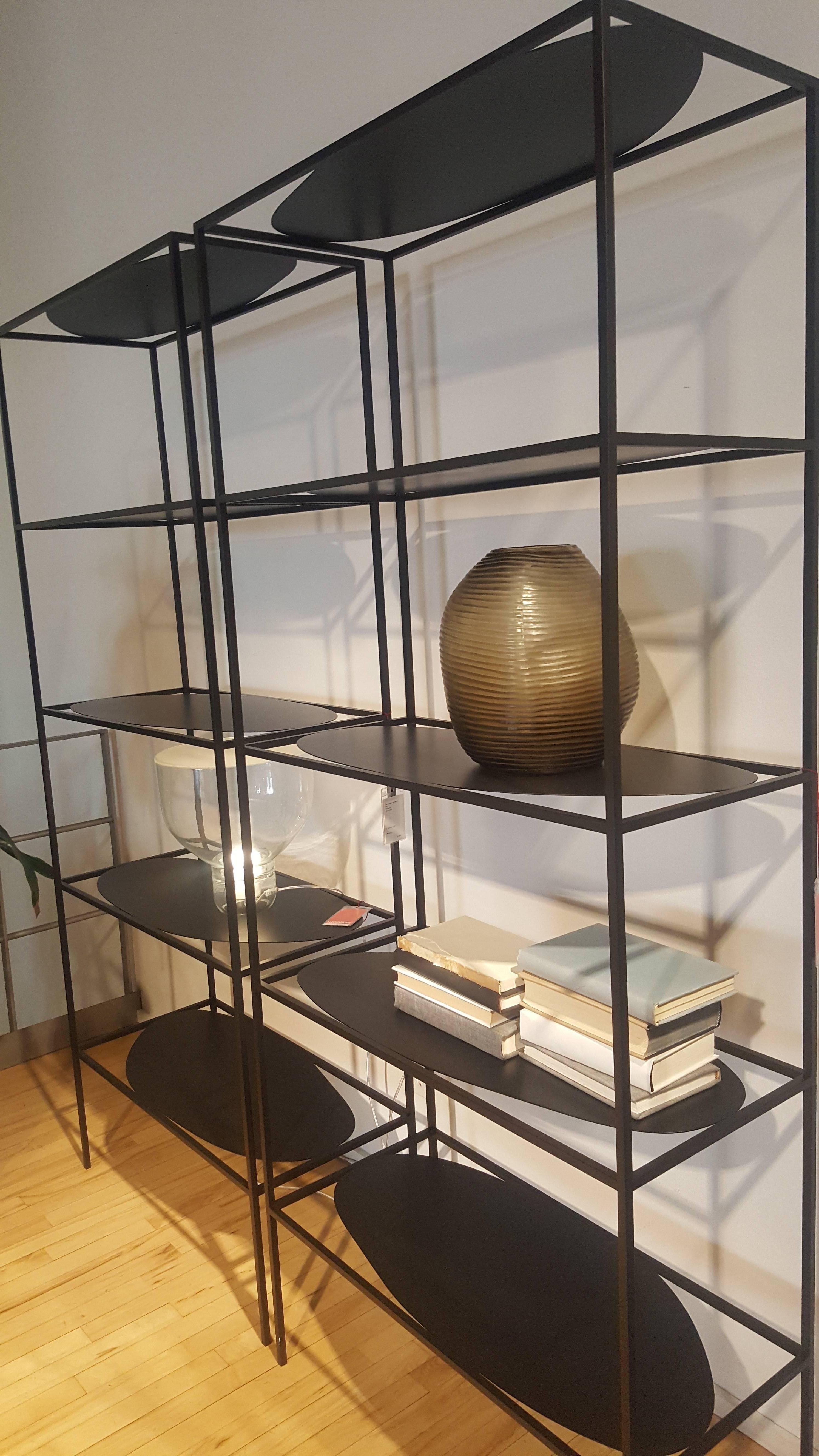 Contemporary Sculptural Black Steel Etagere Bücherregal Storage Shelf Pair, USA (21. Jahrhundert und zeitgenössisch) im Angebot