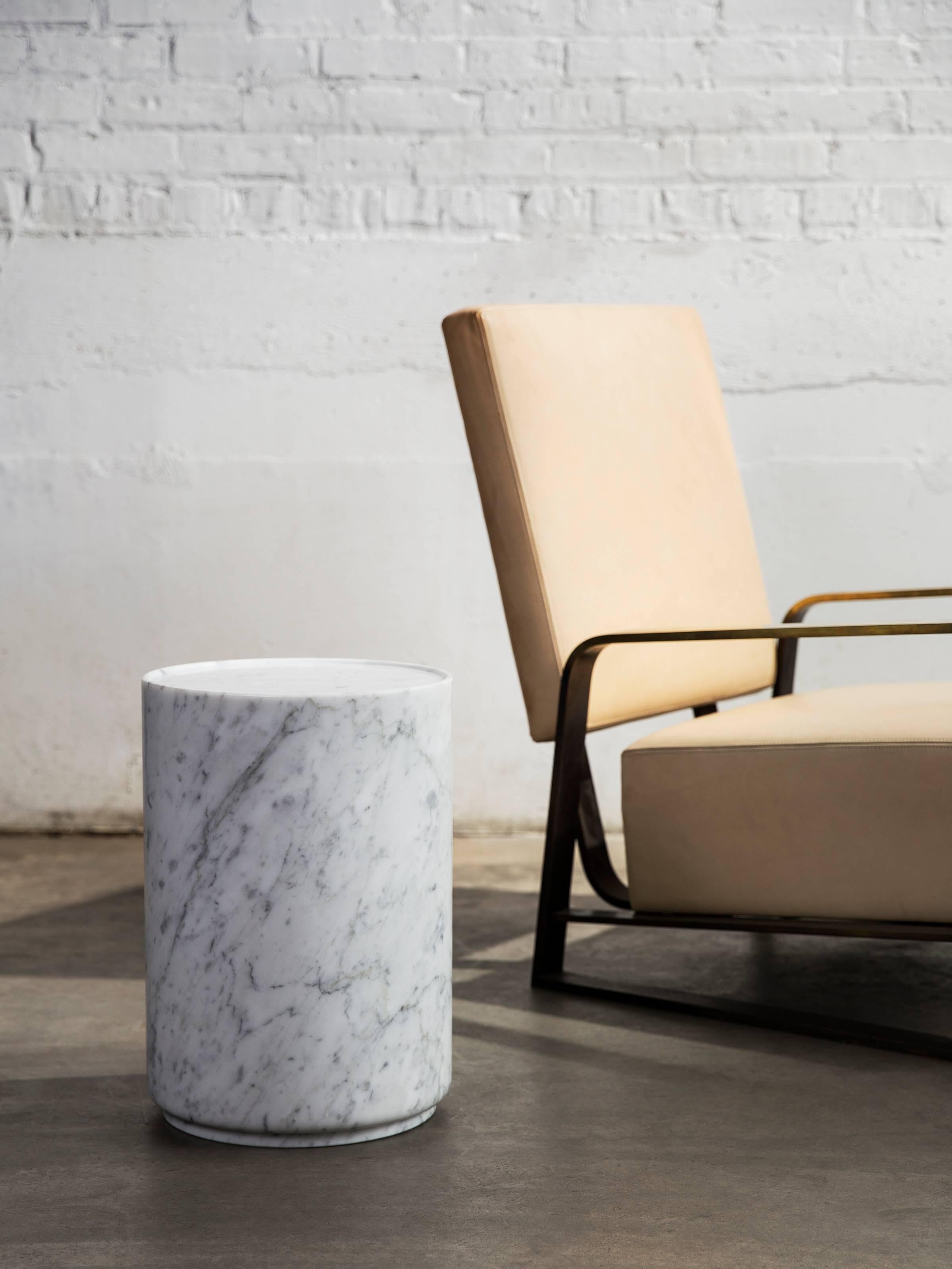 italien Fferrone Table d'appoint contemporaine minimale fabriquée à la main en Italie en marbre de Carrare   en vente