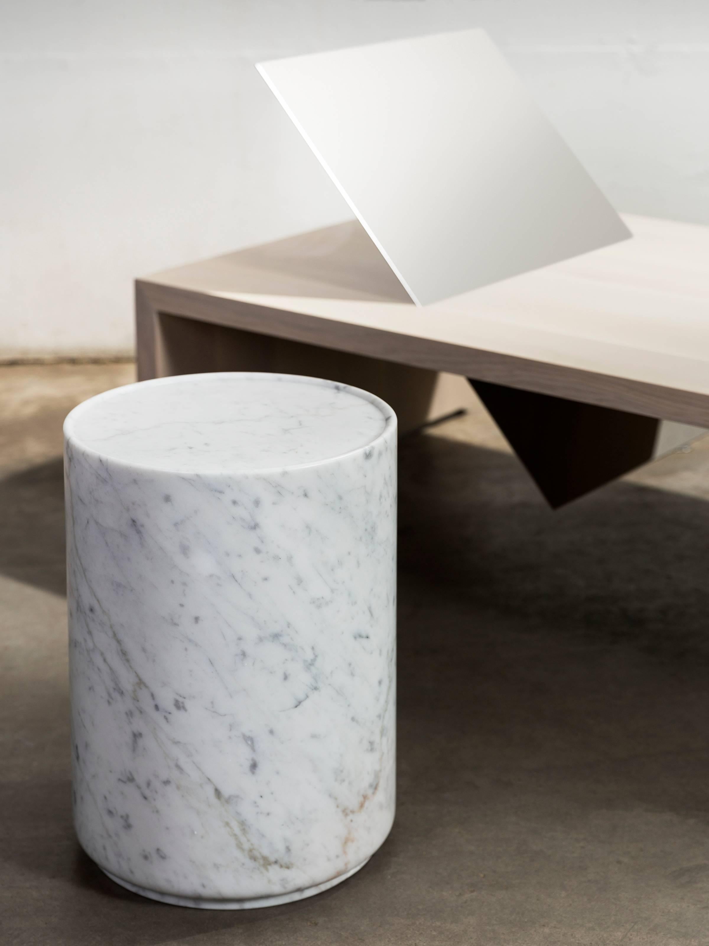 Sculpté Fferrone Table d'appoint contemporaine minimale fabriquée à la main en Italie en marbre de Carrare   en vente