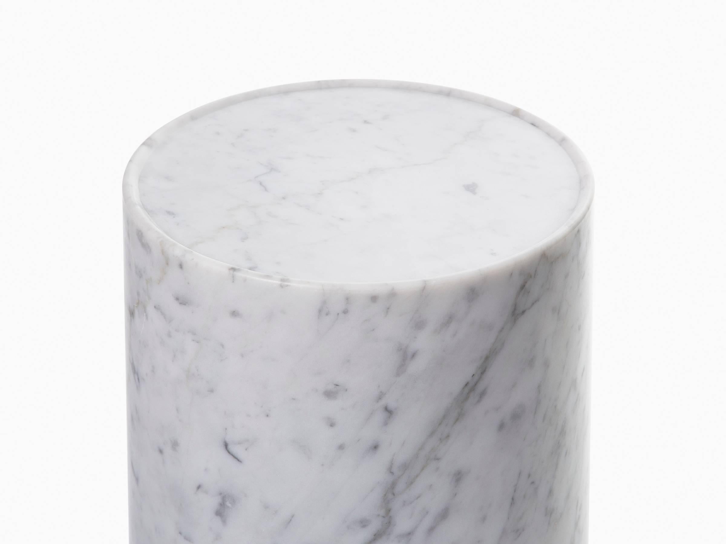 Moderne Fferrone Table d'appoint contemporaine minimale fabriquée à la main en Italie en marbre de Carrare   en vente