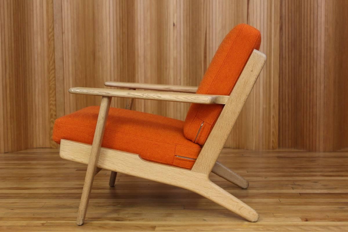 Hans Wegner Oak Lounge Chair Model GE-290 GETAMA, Denmark In Excellent Condition In Edinburgh, GB