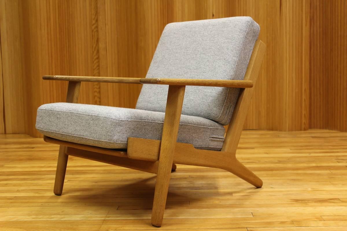 Hans Wegner oak framed lounge chair - model no. GE-290, manufactured by GETAMA, Denmark, 1953.

Excellent, vintage condition. The solid oak frame is a lovely rich color and structurally strong. The original sprung seat cushions have been