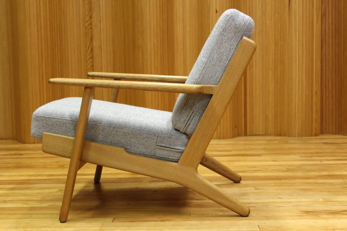 Hans Wegner Oak Lounge Chair Model Ge-290 GETAMA, Denmark In Excellent Condition In Edinburgh, GB
