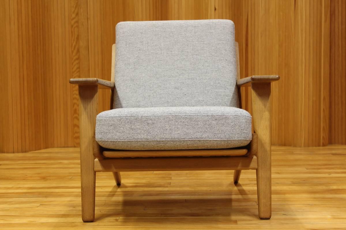 Scandinavian Modern Hans Wegner Oak Lounge Chair Model Ge-290 GETAMA, Denmark