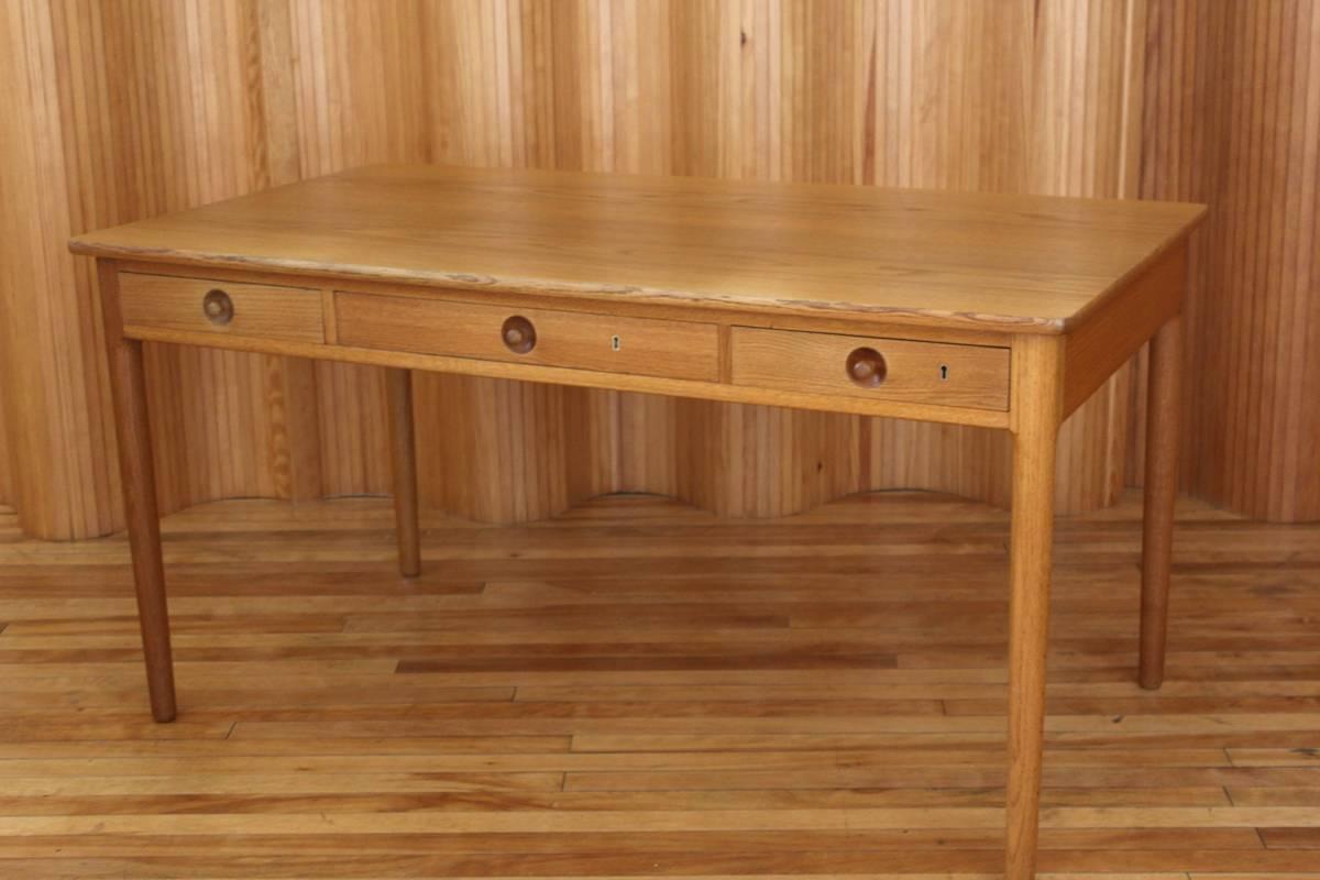 Scandinavian Modern Hans Wegner Oak Desk Model AT 305 Andreas Tuck, Denmark For Sale