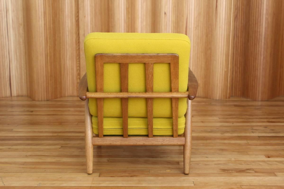 Hans Wegner Oak 'Cigar' Lounge Chair Model GE240 GETAMA, Denmark In Excellent Condition In Edinburgh, GB