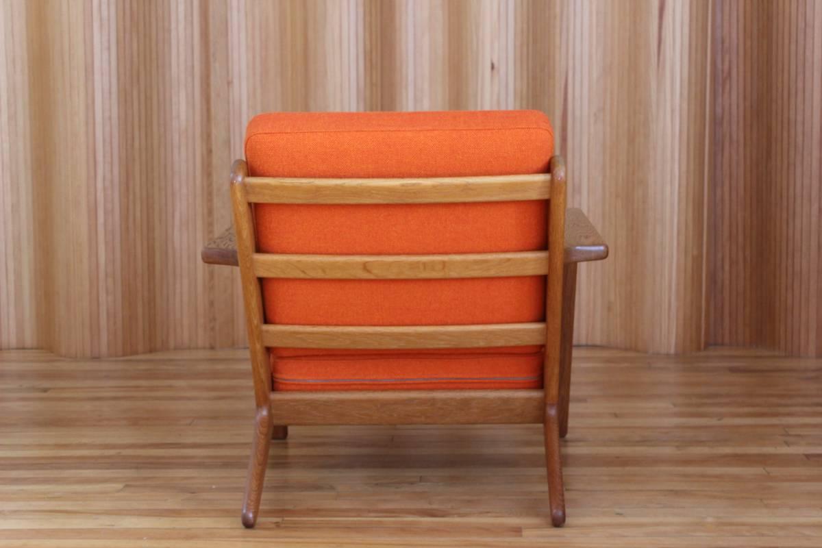 Hans Wegner Oak Lounge Chair Model GE-290 GETAMA, Denmark In Excellent Condition For Sale In Edinburgh, GB