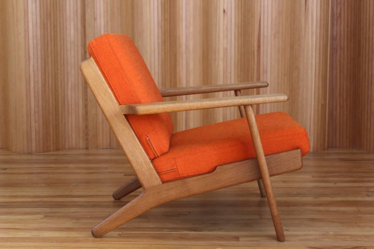 Scandinavian Modern Hans Wegner Oak Lounge Chair Model GE-290 GETAMA, Denmark For Sale