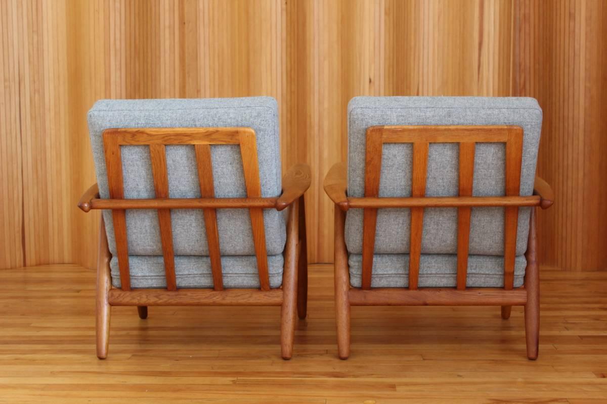 Danish Pair of Hans Wegner Oak 'Cigar' Lounge Chairs Model GE-240 GETAMA, Denmark For Sale