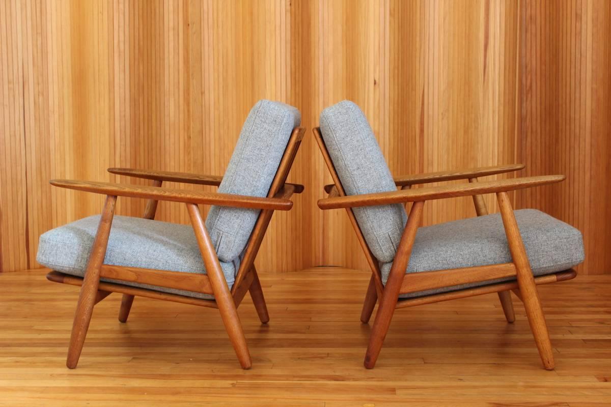 Scandinavian Modern Pair of Hans Wegner Oak 'Cigar' Lounge Chairs Model GE-240 GETAMA, Denmark For Sale