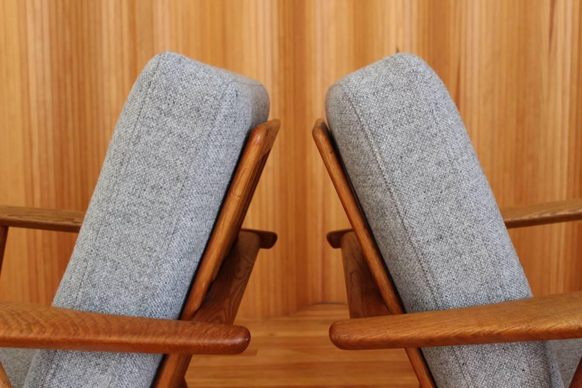 Pair of Hans Wegner Oak 'Cigar' Lounge Chairs Model GE-240 GETAMA, Denmark In Excellent Condition For Sale In Edinburgh, GB