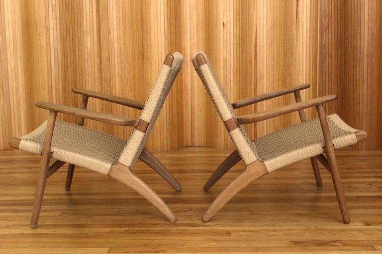 Scandinavian Modern Pair of Hans Wegner Oak Lounge Chairs Model CH25 Carl Hansen and Son, Denmark For Sale