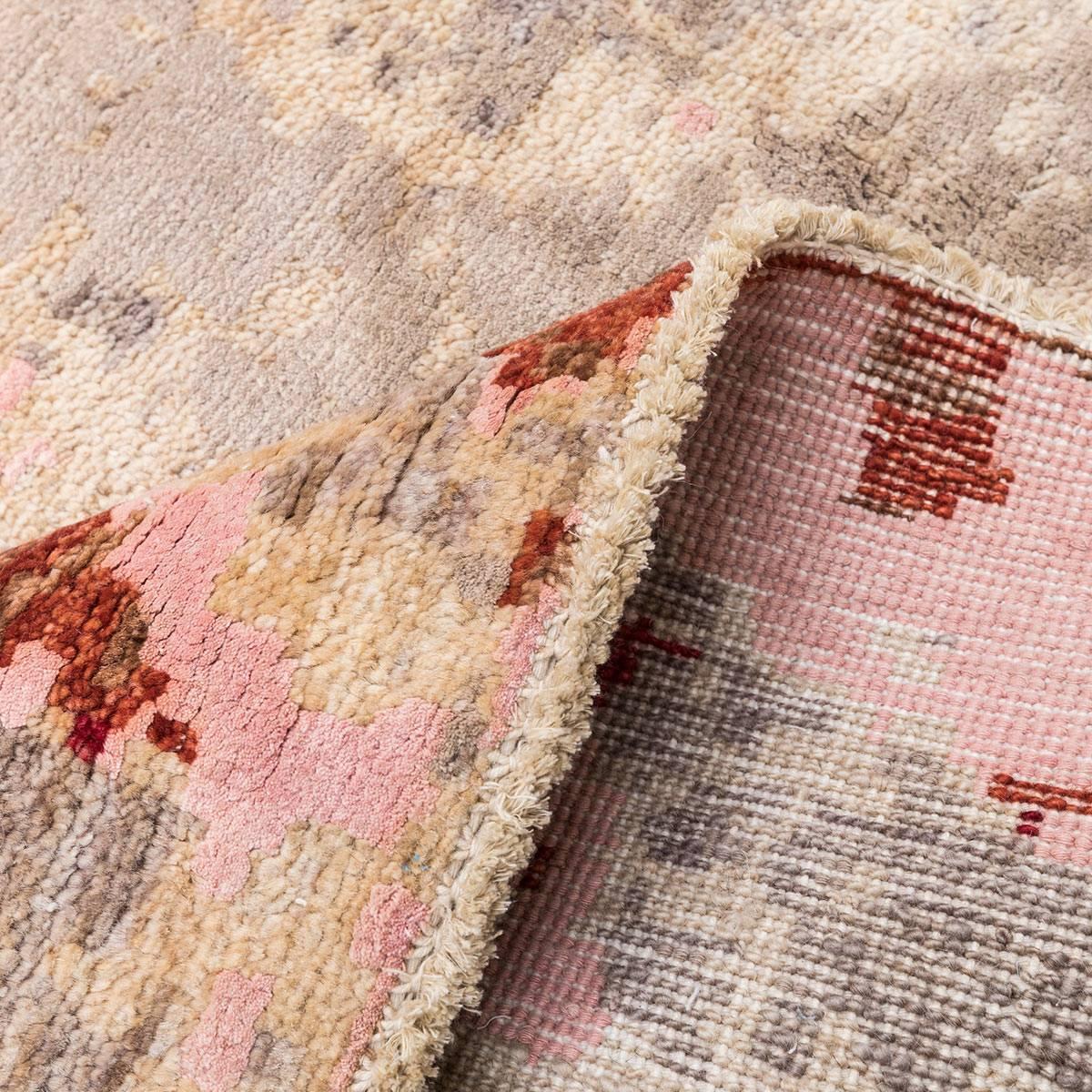 Handmade Contemporary Rug in Silk and Wool Red and Beige Shades In Excellent Condition In MADRID, ES