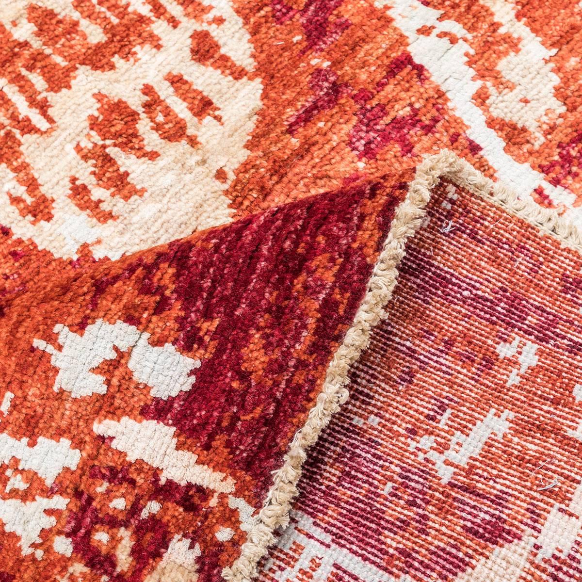 Handmade Contemporary Rug in Silk and Wool Red Shades In Excellent Condition In MADRID, ES