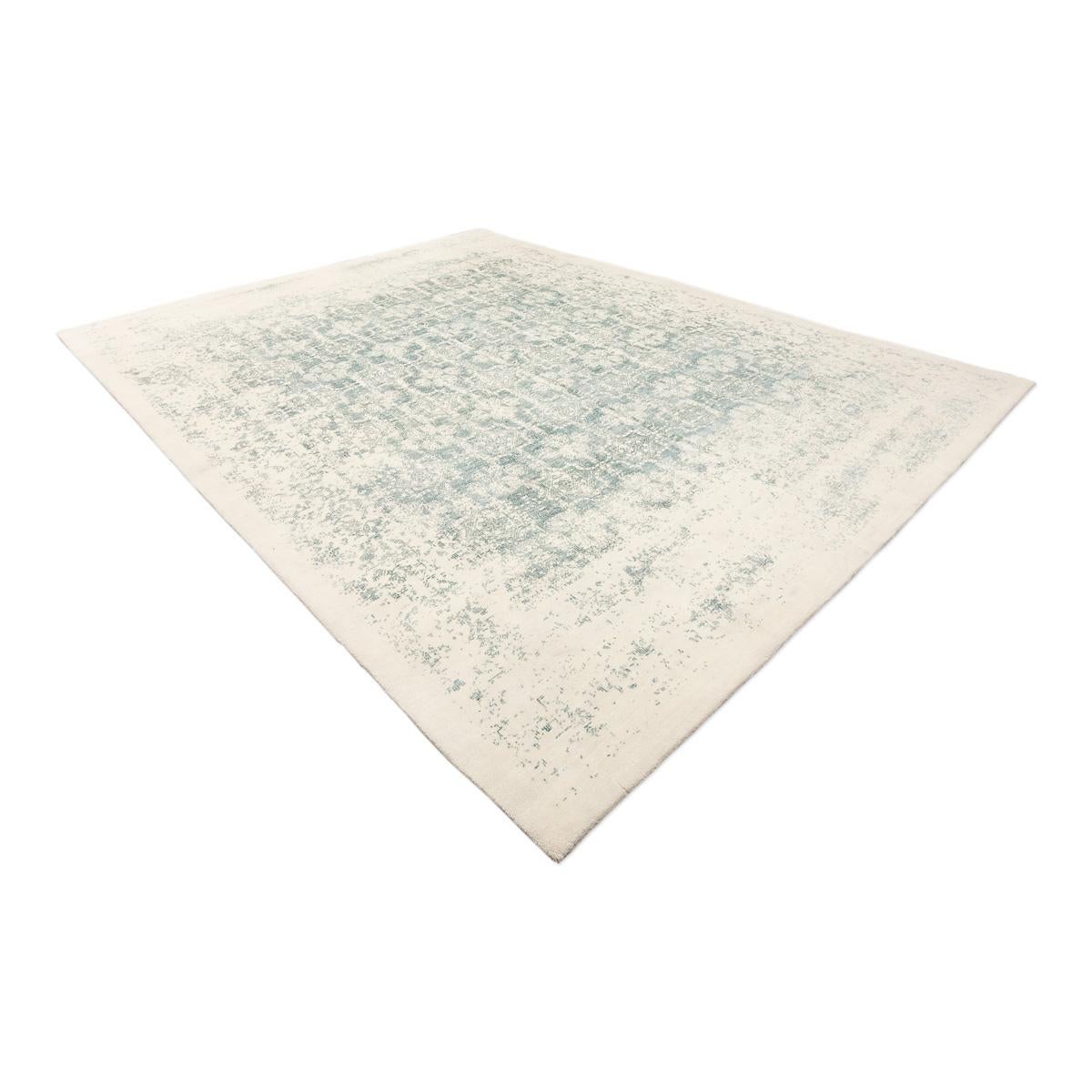 Contemporary rug made by hand in silk and wool.
- Rug belonging to the Abstract collection.
- Modern design using a series of asymmetric spots in various shades of white and green in various shades.
- Being handcrafted, its shades are not uniform,