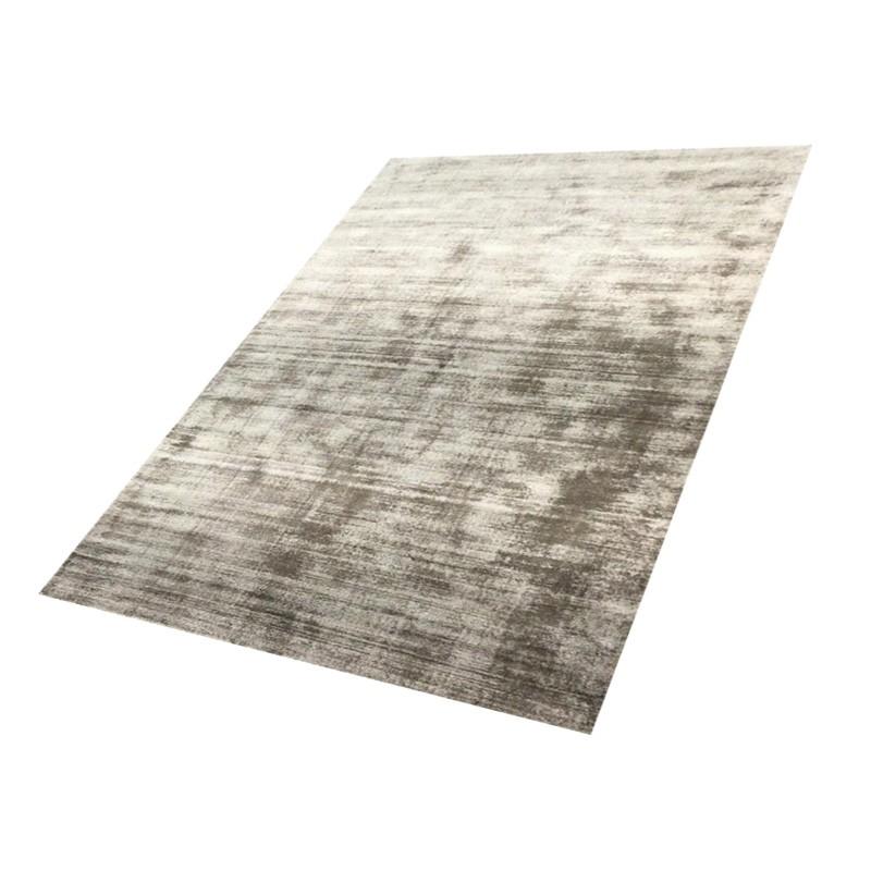 Rug made by hand in 100% silk from our Smooth collection. Measures: 3.00 x 4.00 m.
- Made in a single range that varies in shade according to the incidence of light on the hair of the rug.
- The texture is magnificent, bringing luxury and modernity