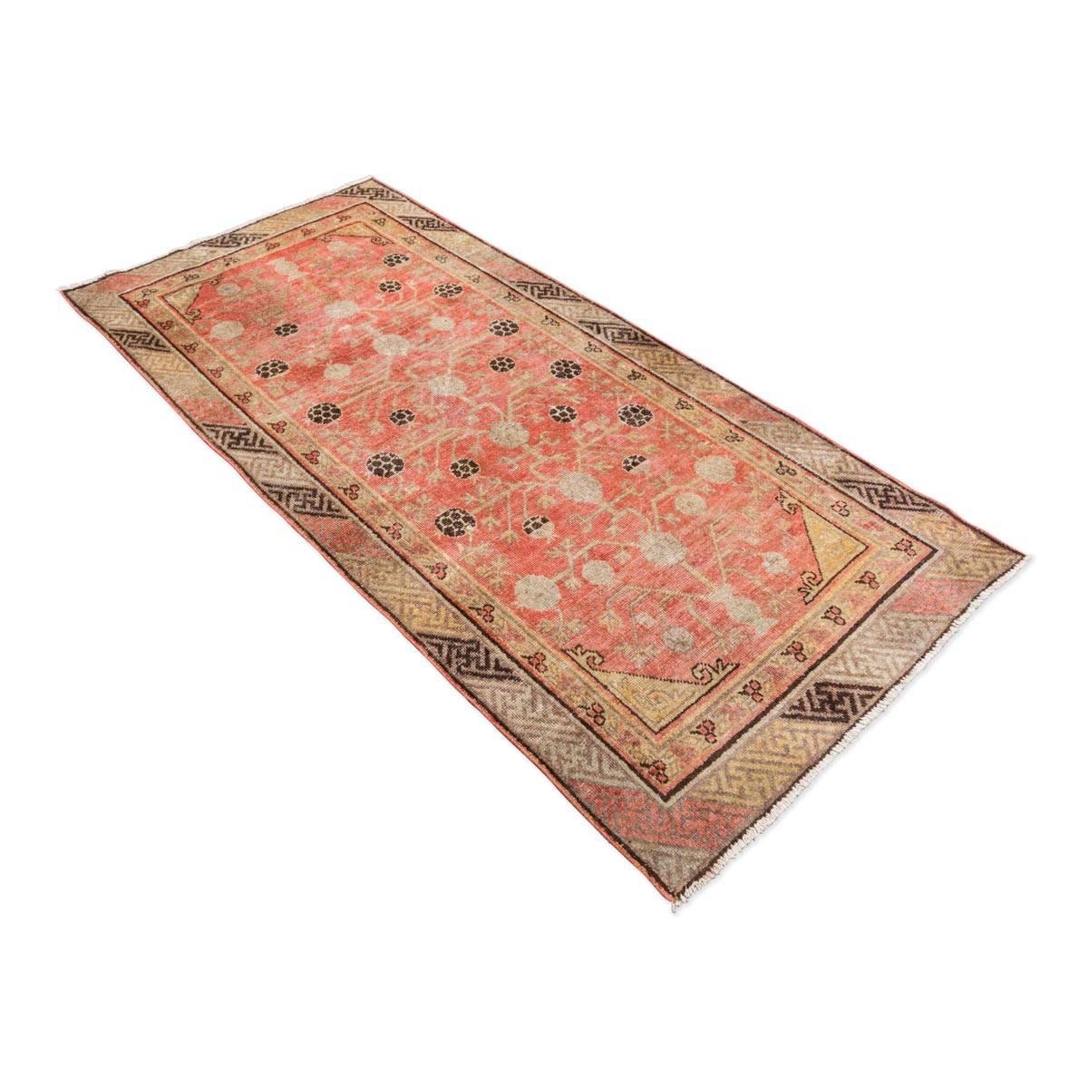 Rug of the ancient silk road. 
- Its a Samarkand with design of grenades by the central field. 
- Border of Chinese origin. 
- Use of orange, blue and gold tones. 
- Collection Item.
 