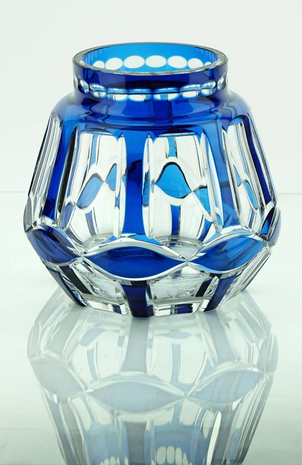 Art Deco large thick cut-glass vase flashed in blue. “Palacio” design by Val Saint Lambert.
Measures: D base 12 cm., D top 10 cm., H 16 cm.