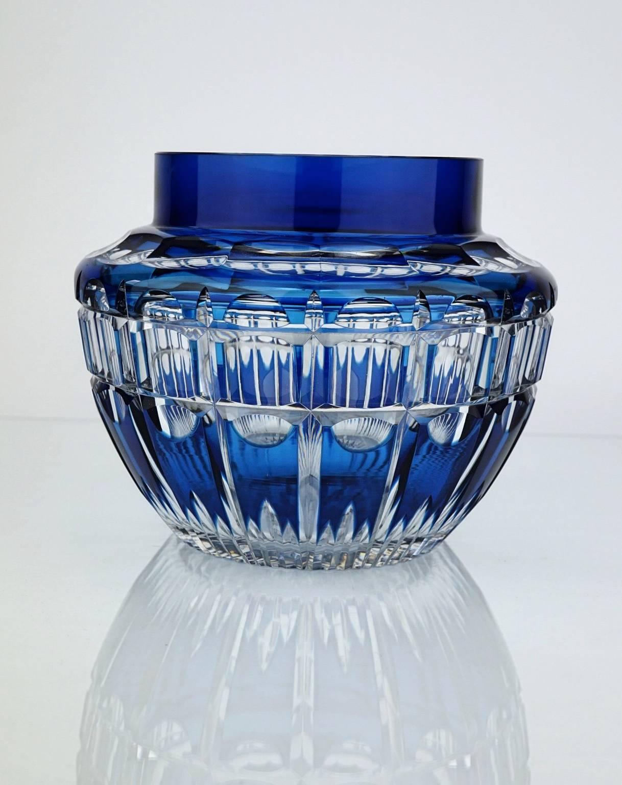Art Deco large thick cut-glass vase flashed in blue with flower holder. “Lubeck” design by Val Saint Lambert.
Size D base 10 cm x D top 12 cm x H 15 cm.