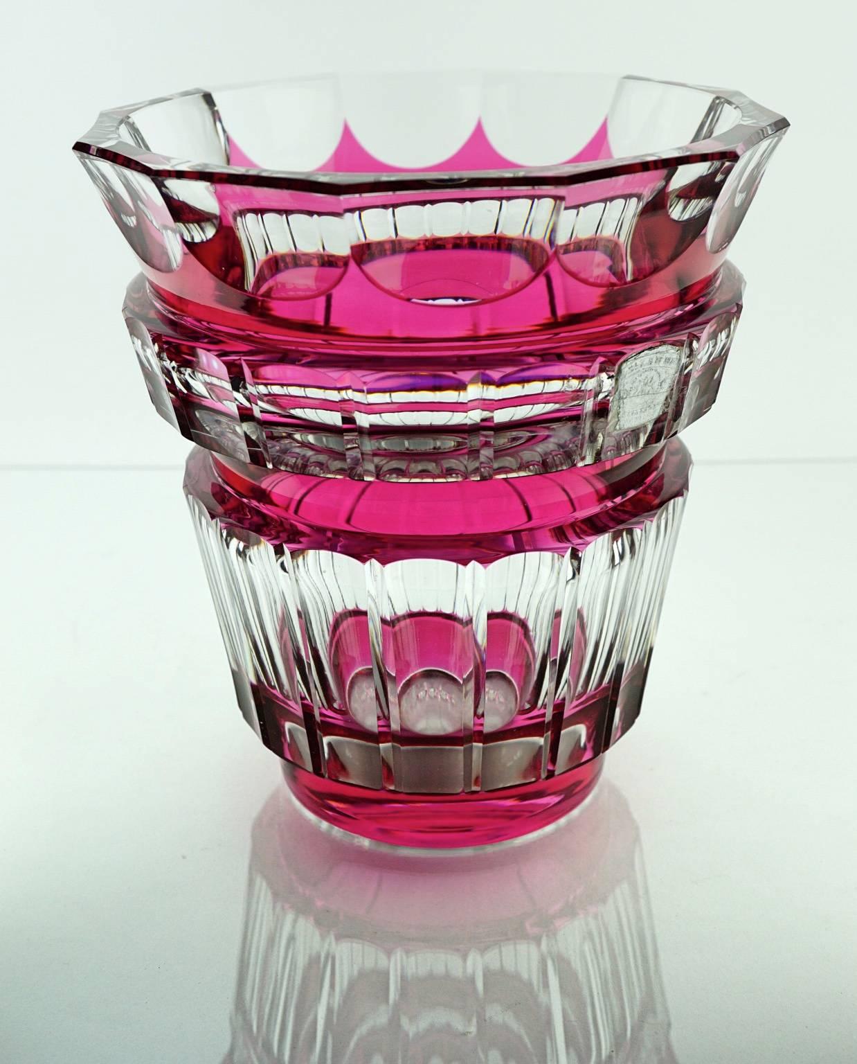 Art Deco vase in thick glass flashed in red color. “Bolero” design by Charles Graffart. Signed Val Saint Lambert.
Measures: D base 10 cm x D top 19 cm x H 21 cm.