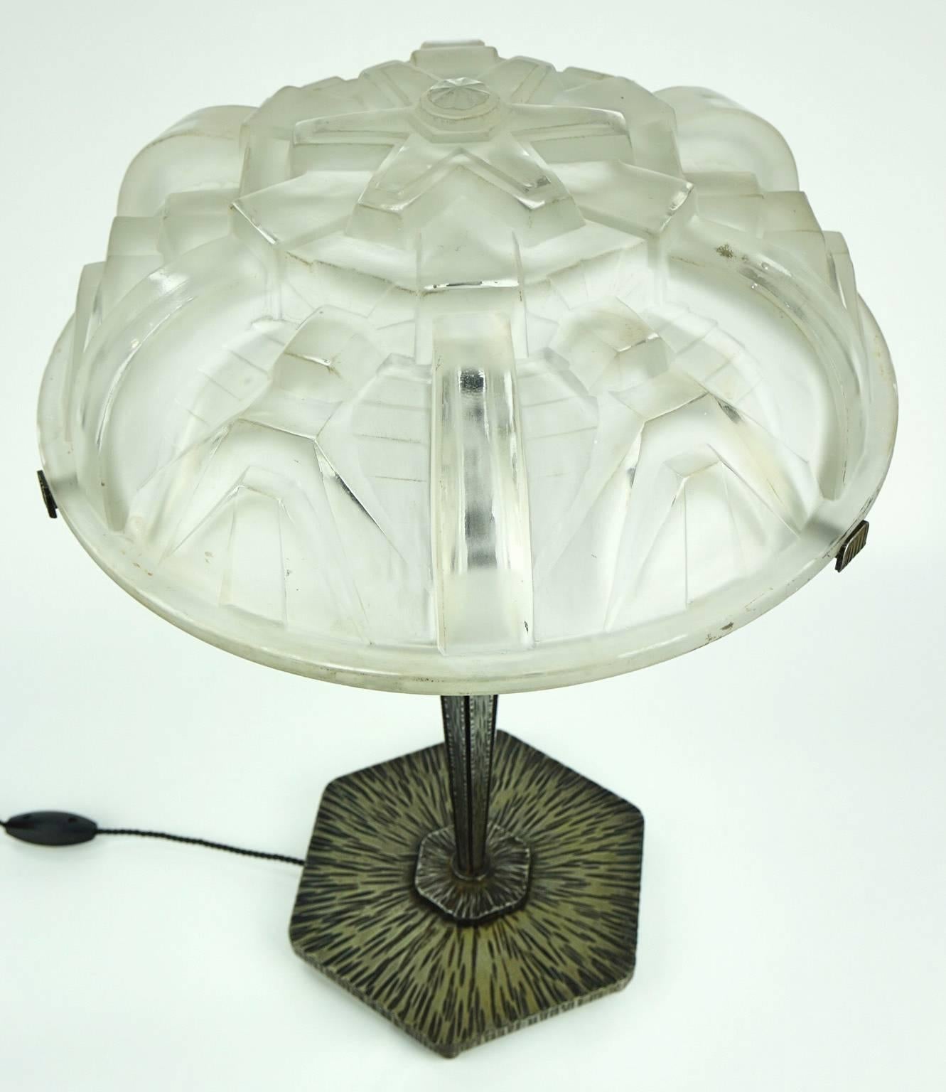 Large Art Deco table lamp by Muller Freres Luneville. The lampshade is removable. Bulb and cables in perfect order.

Size: Top diameter: 35 cm. Base diameter: 19 cm. Height: 50 cm.