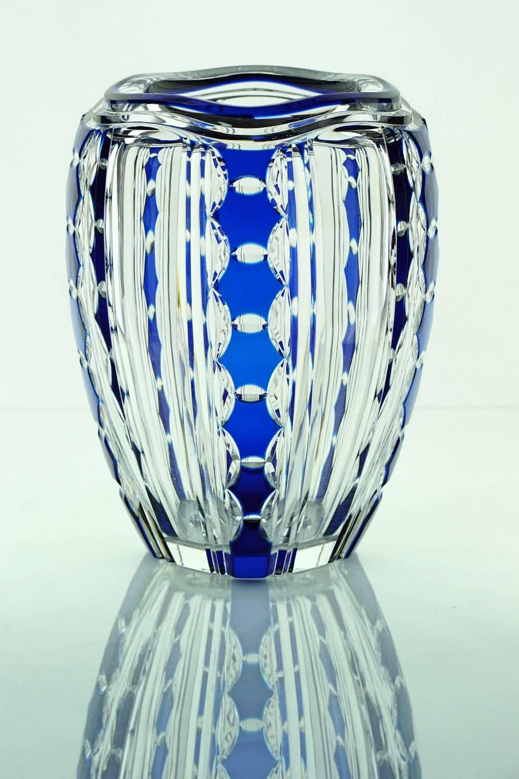 Val Saint Lambert blue overlaid Pietro crystal vase by Joseph Simon.

Size. Diameter top: 12 cm; diameter base: 9 cm; H.: 20 cm.